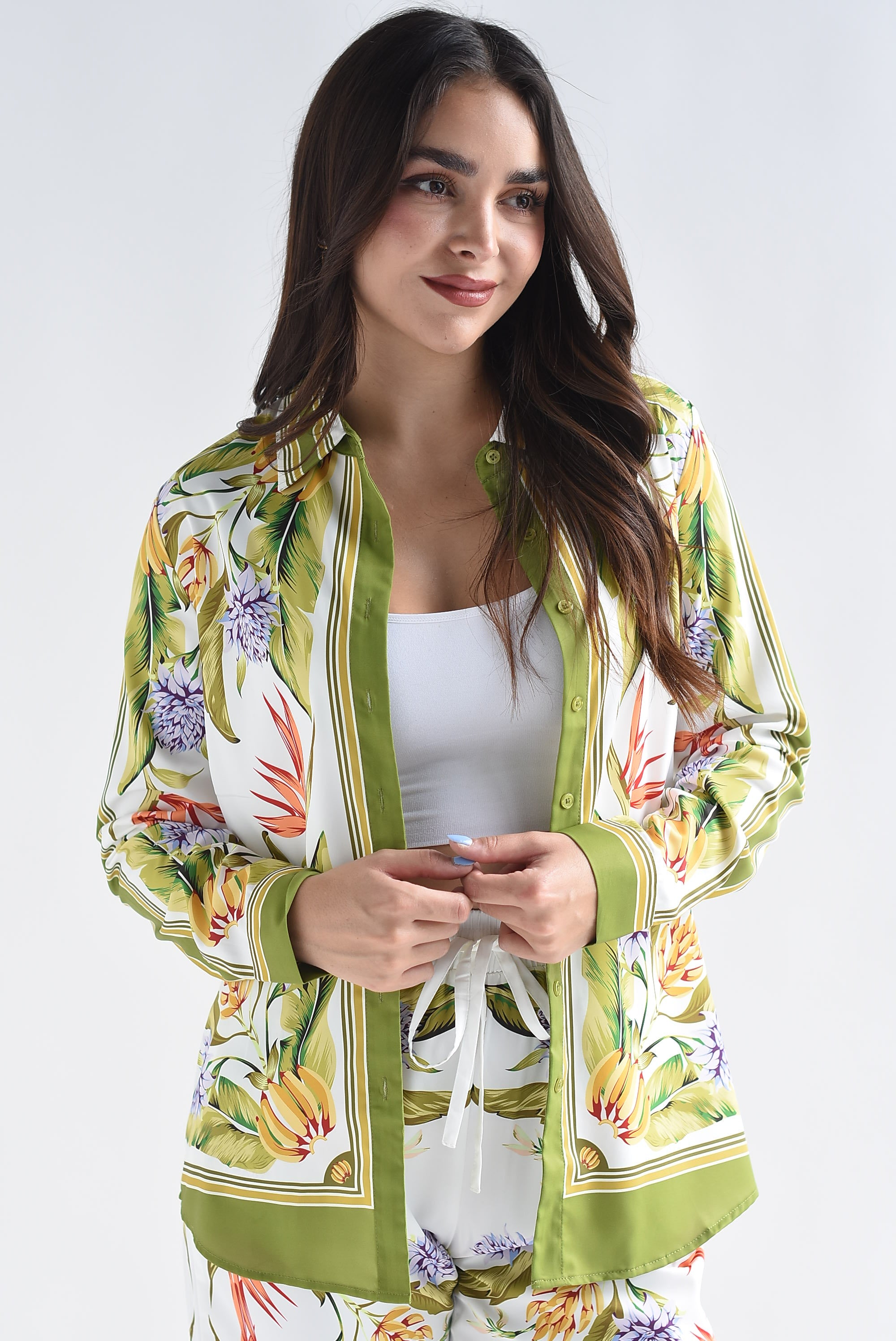 Camisa satín flores filo verde