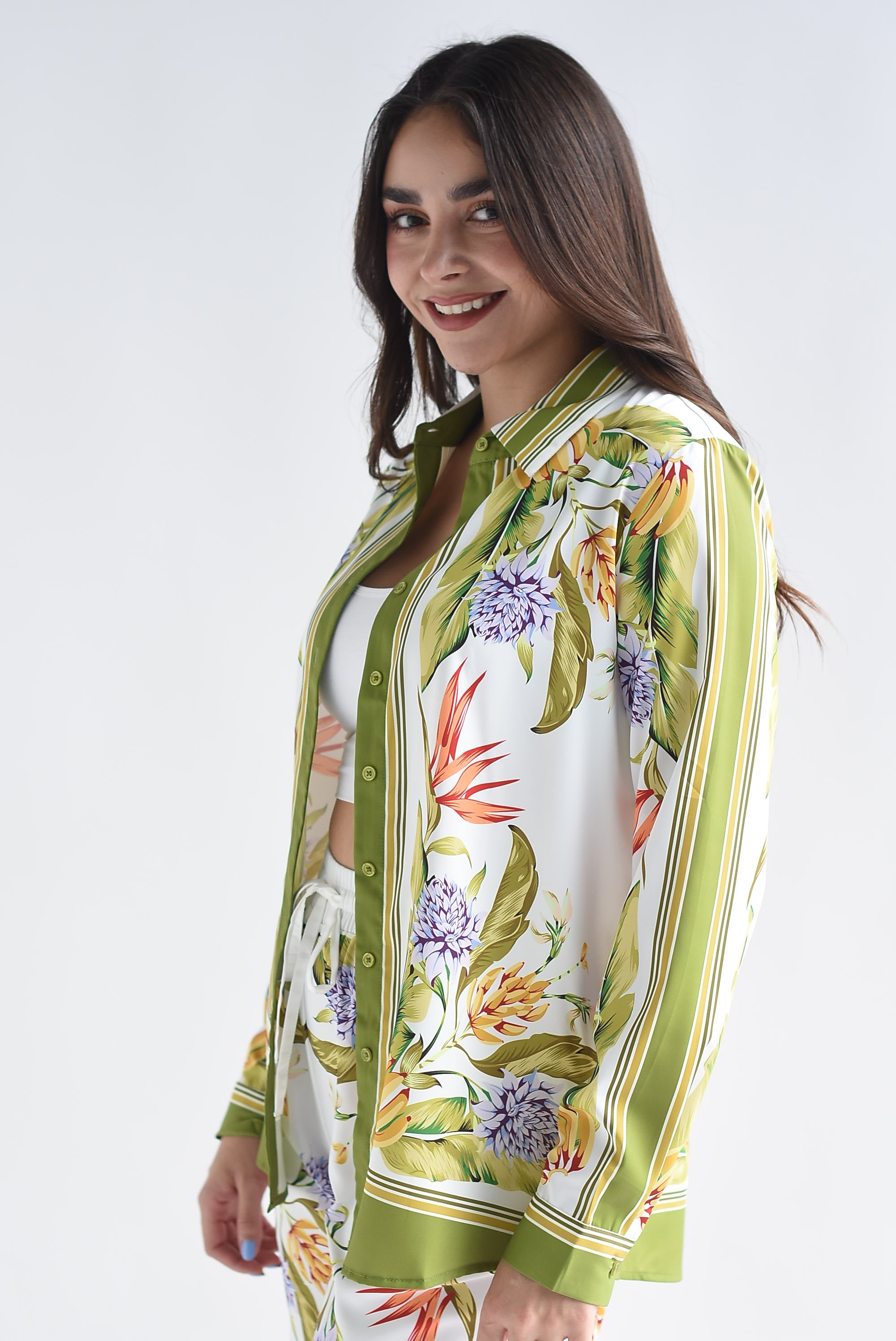 Camisa satín flores filo verde