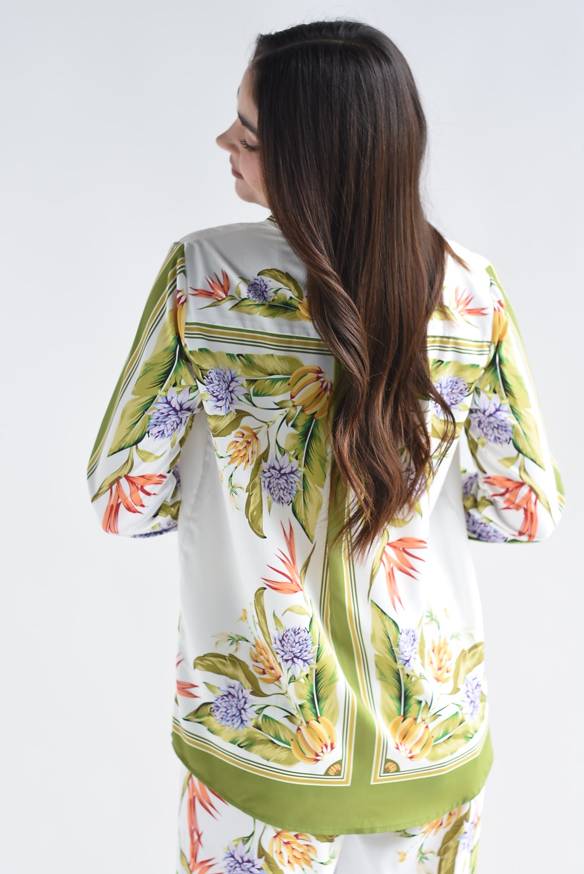 Camisa satín flores filo verde