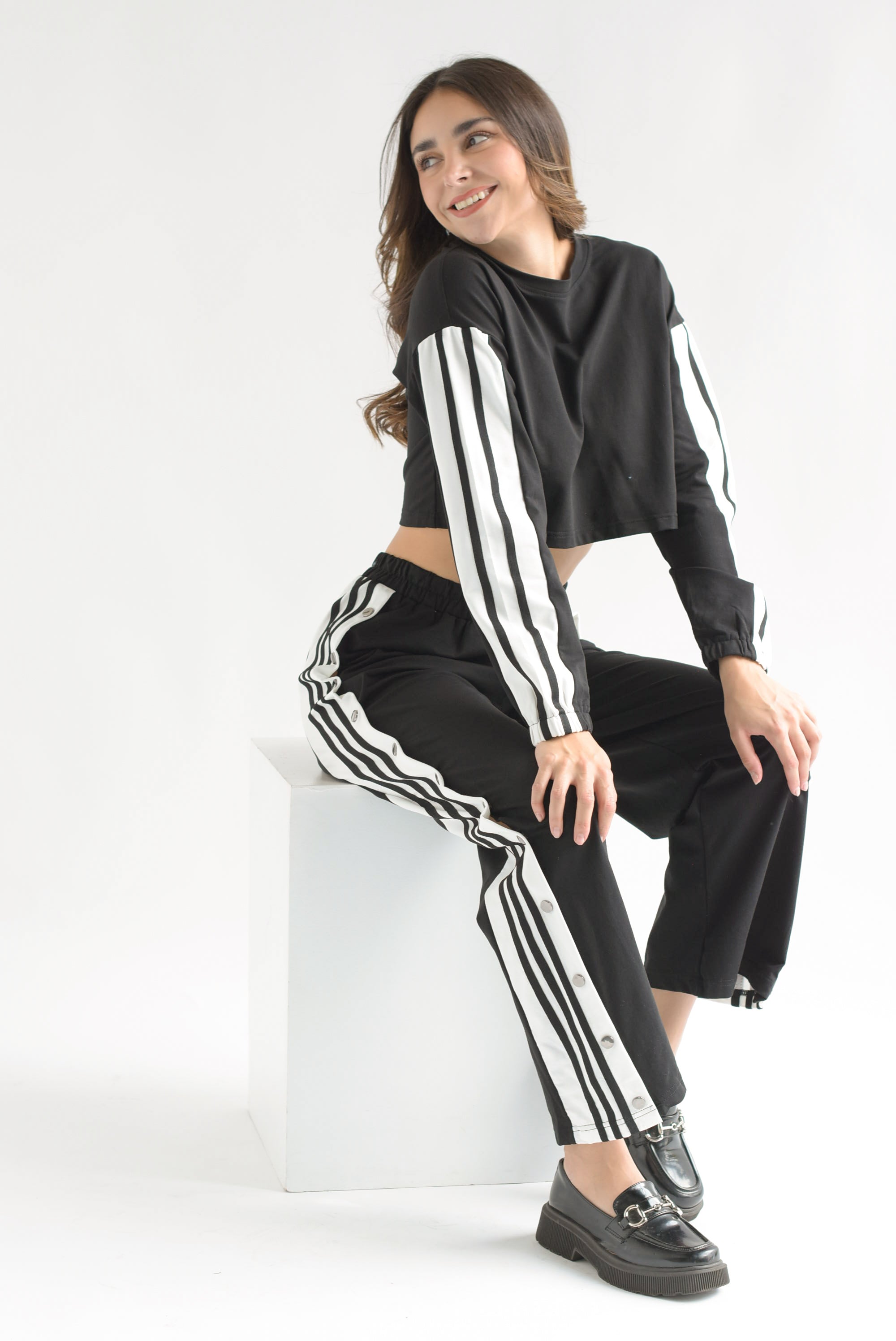 Set Pantalón y Sudadera crop track broches Negro