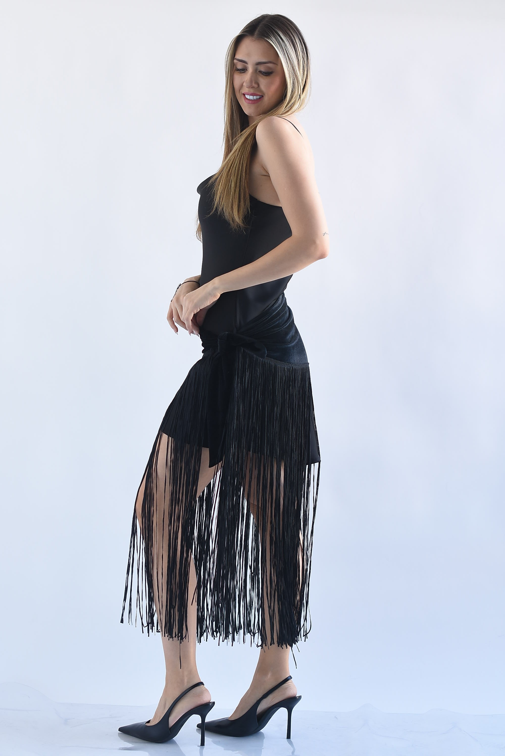 Vestido asimétrico pareo flecos