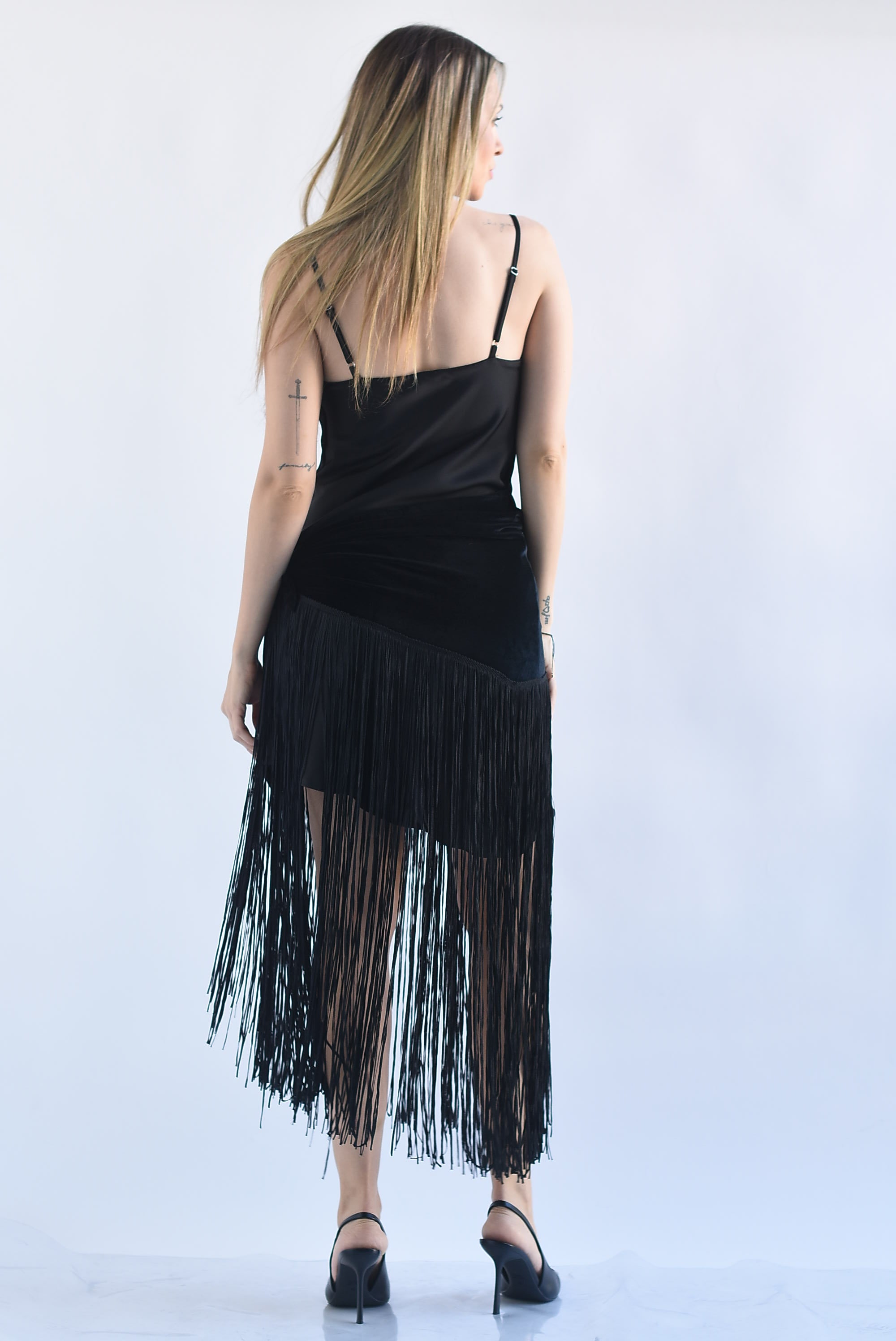 Vestido asimétrico pareo flecos