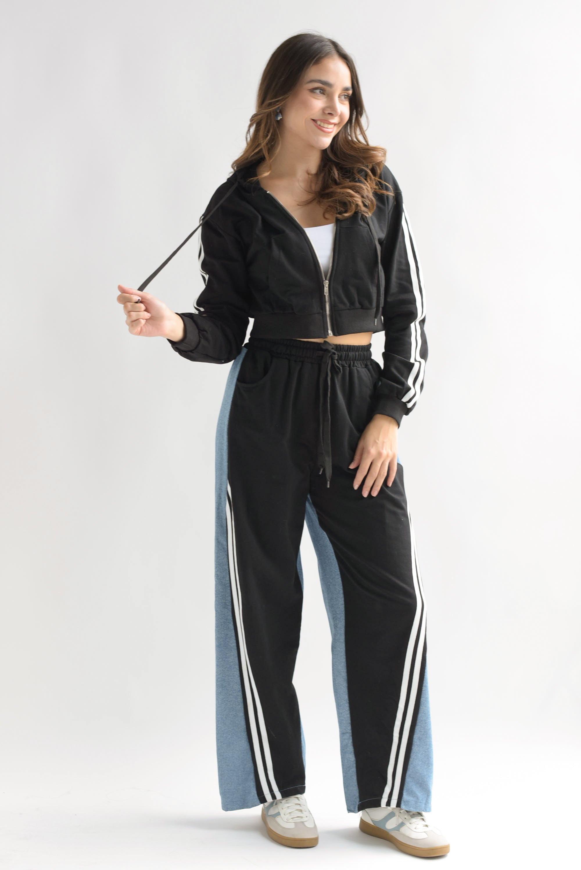 Set Pantalón denim y Hoodie track Negro