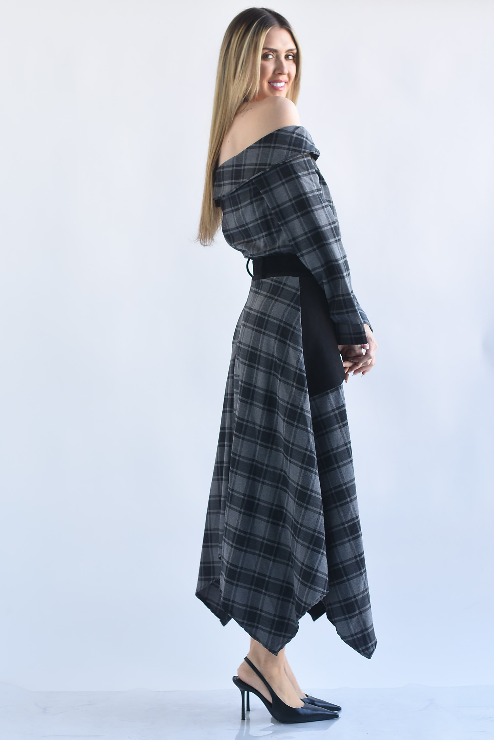 Vestido off-shoulder cuadros