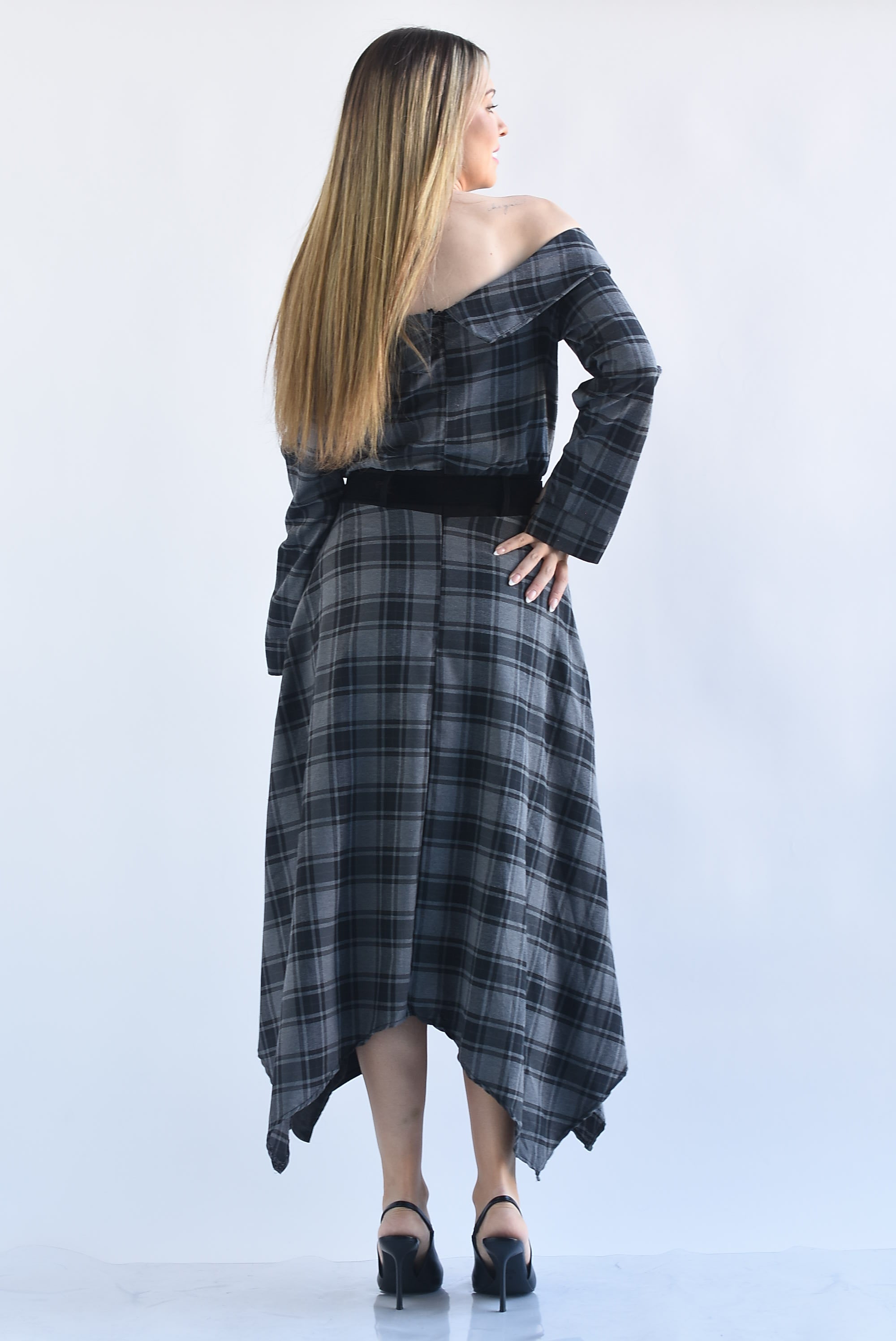 Vestido off-shoulder cuadros