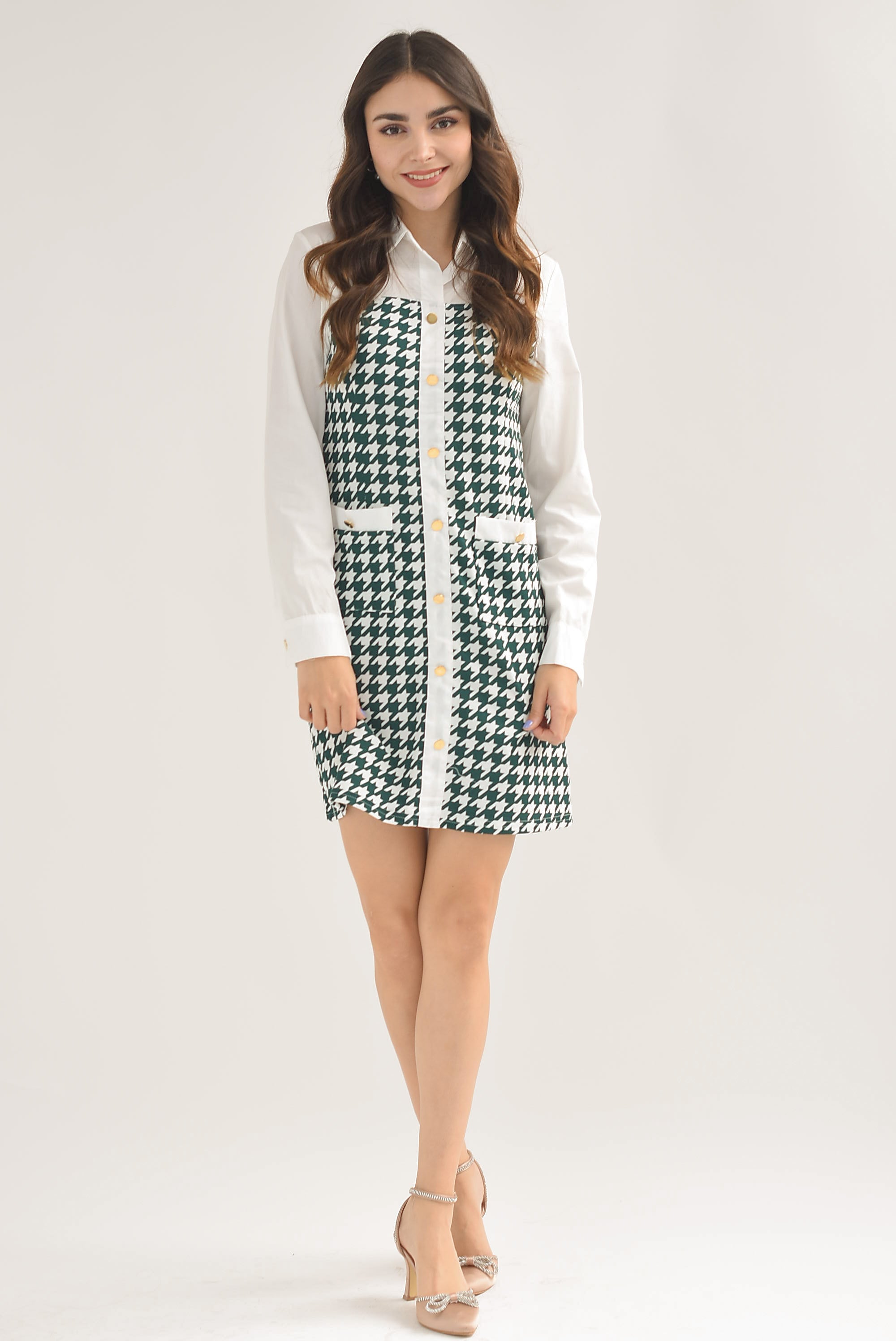 Vestido houndstooth verde con camisa Blanca