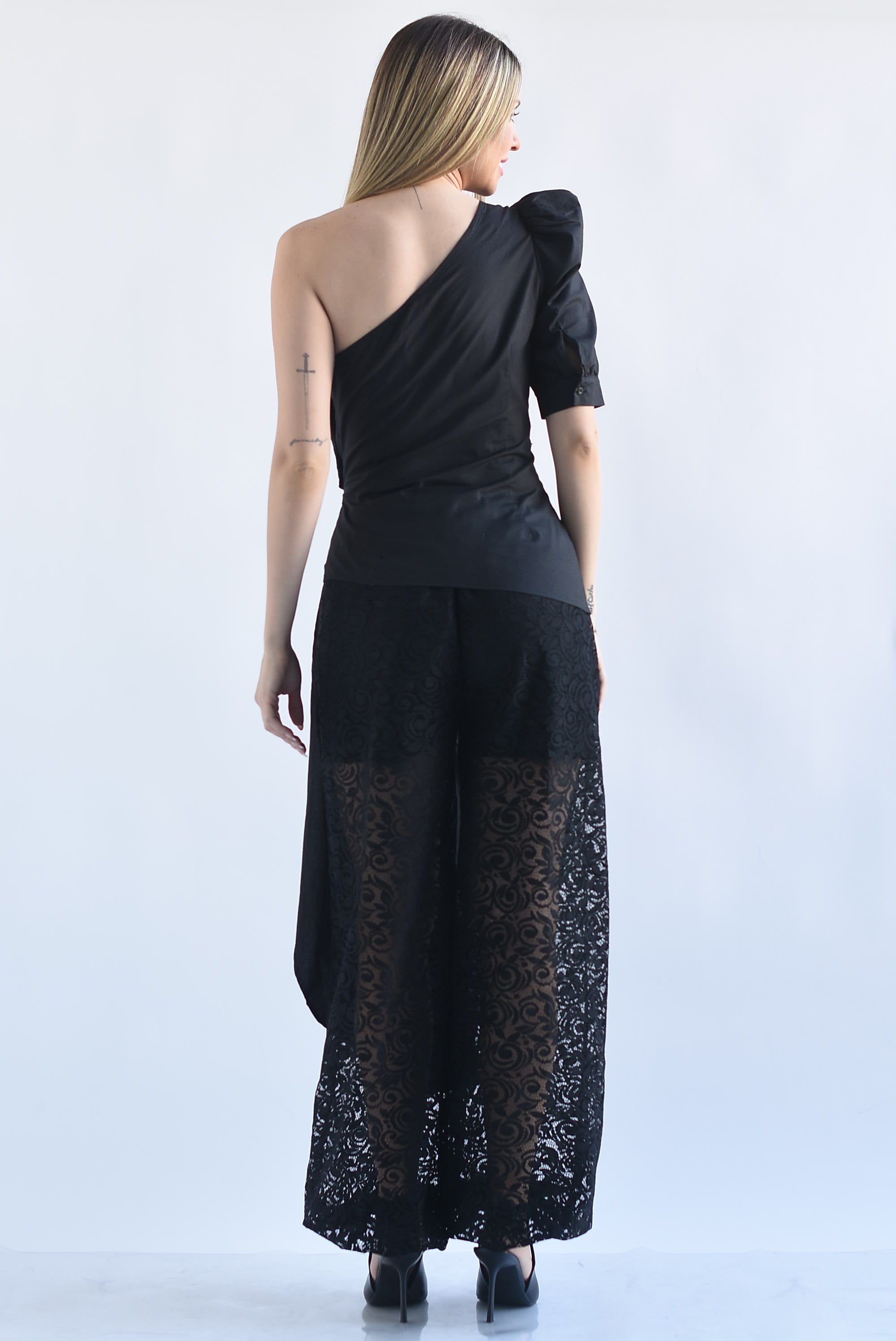 Blusa asimétrica moño cauda