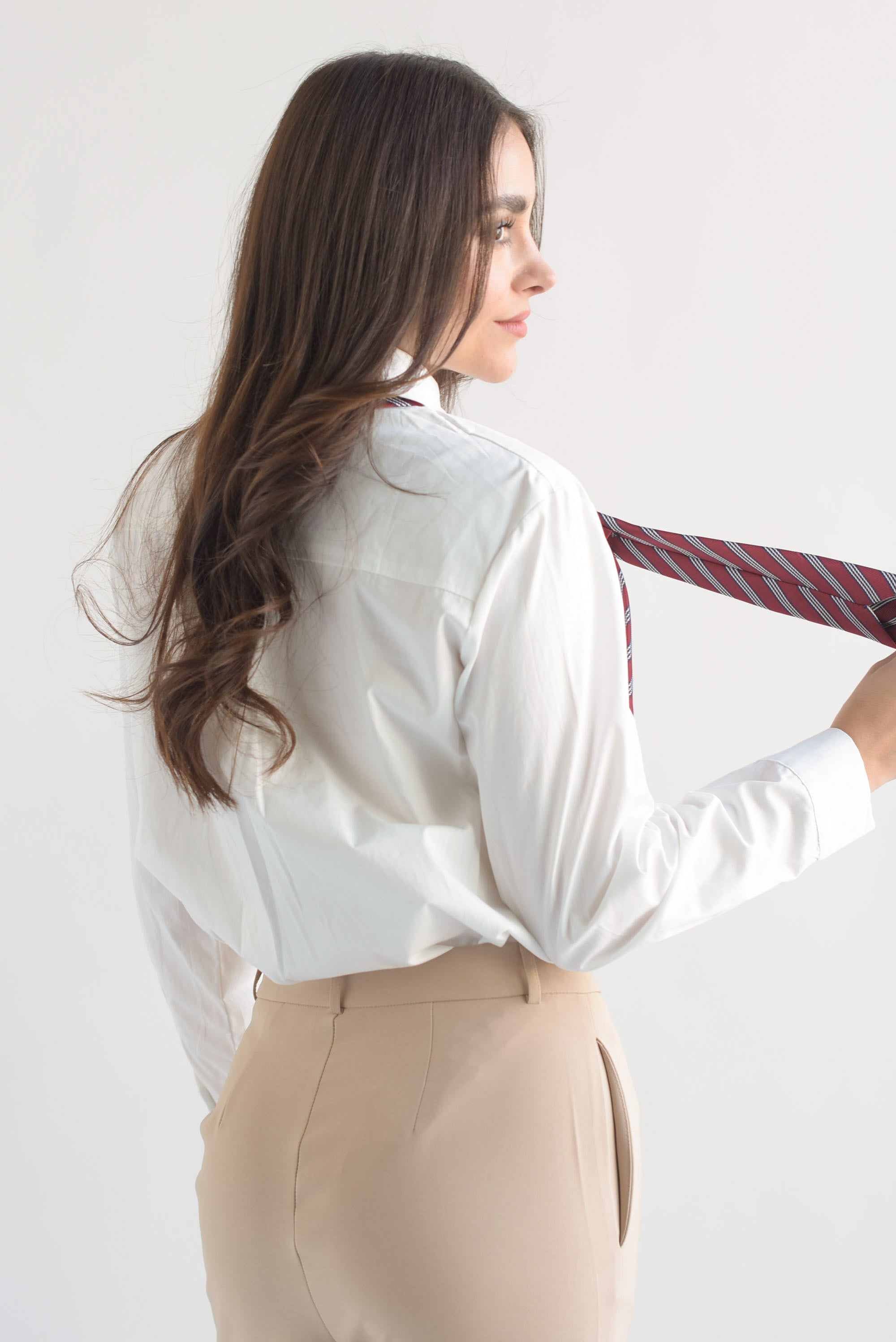 Camisa blanca con corbata rayas Vino