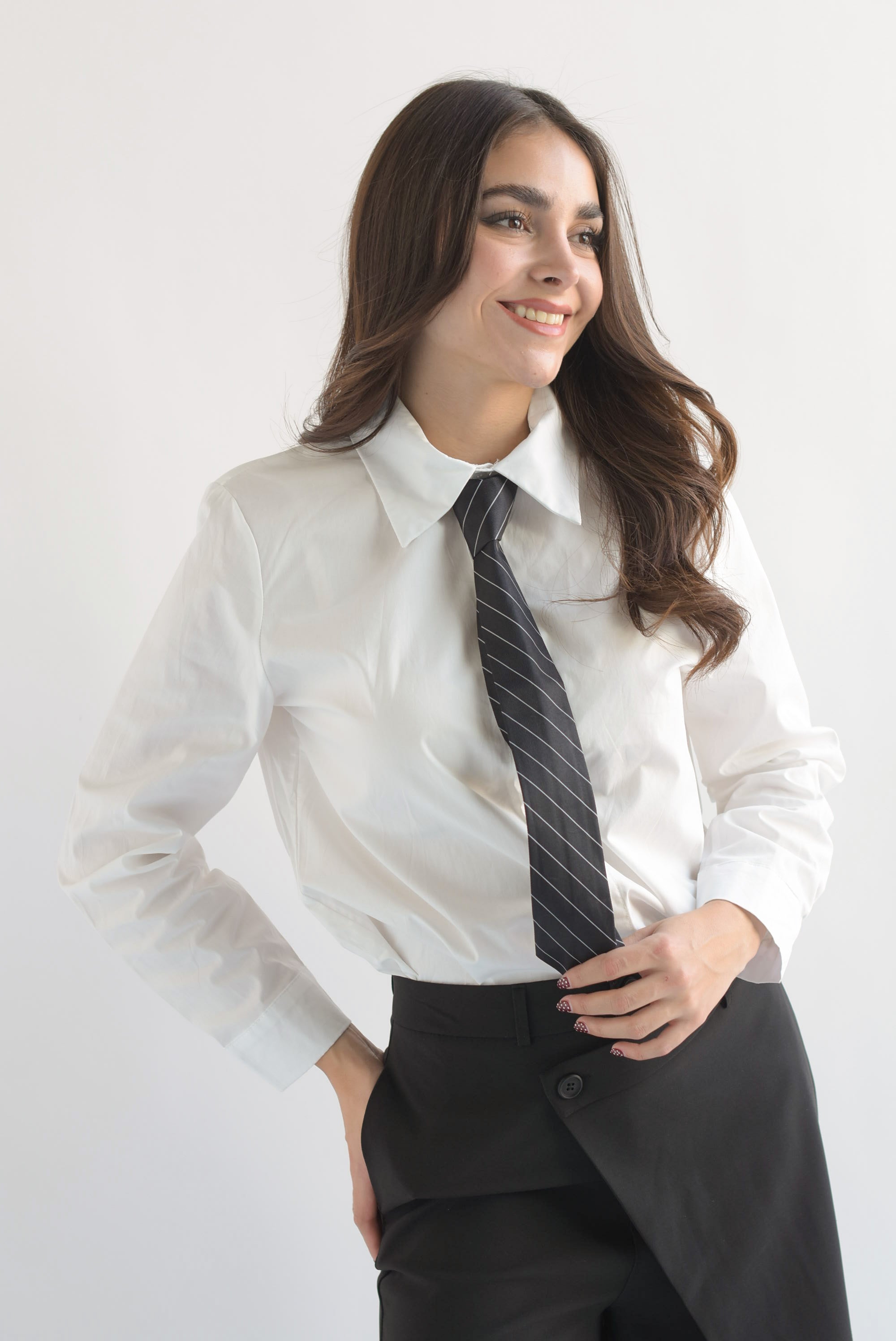 Camisa blanca con corbata rayas Negro