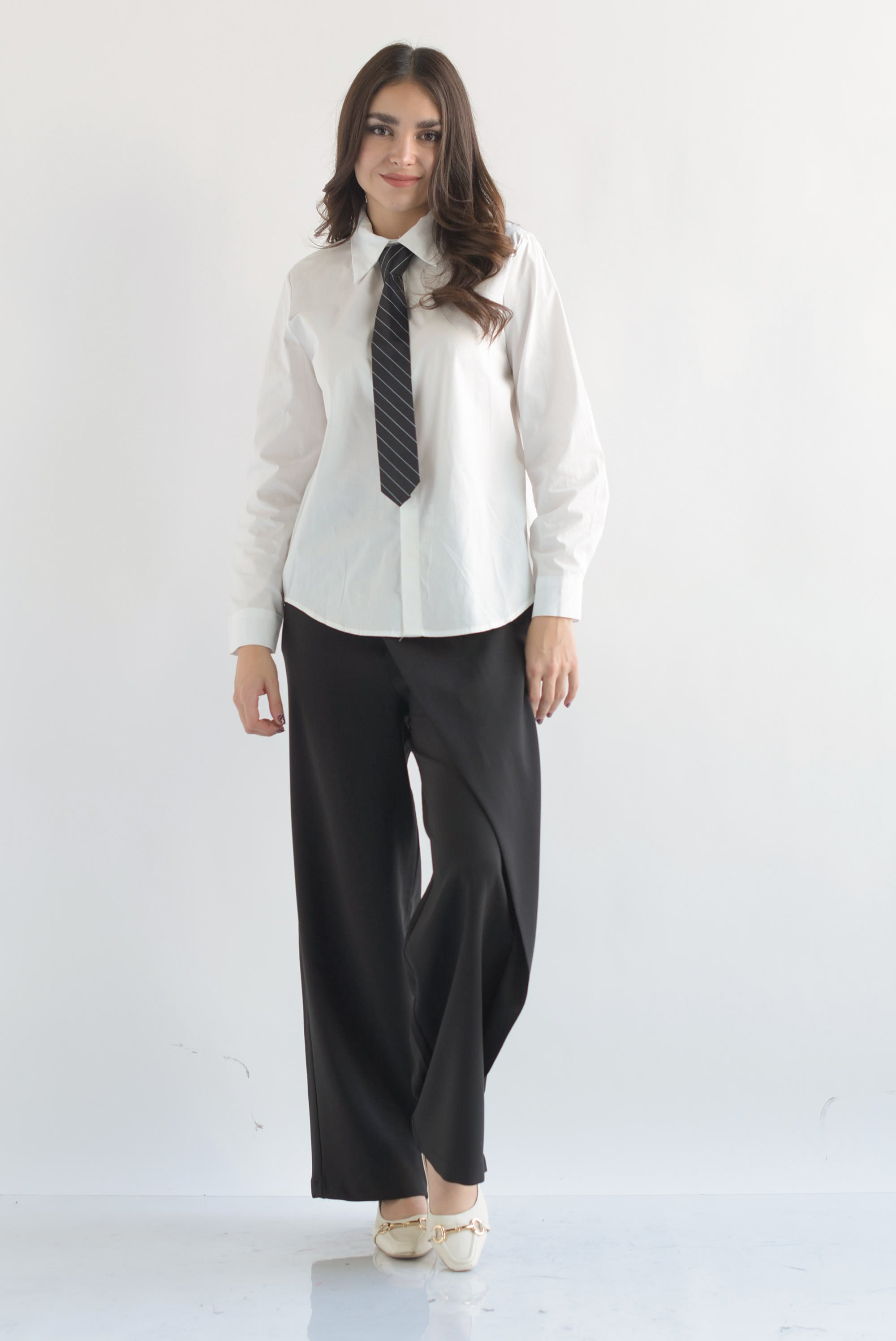 Camisa blanca con corbata rayas Negro