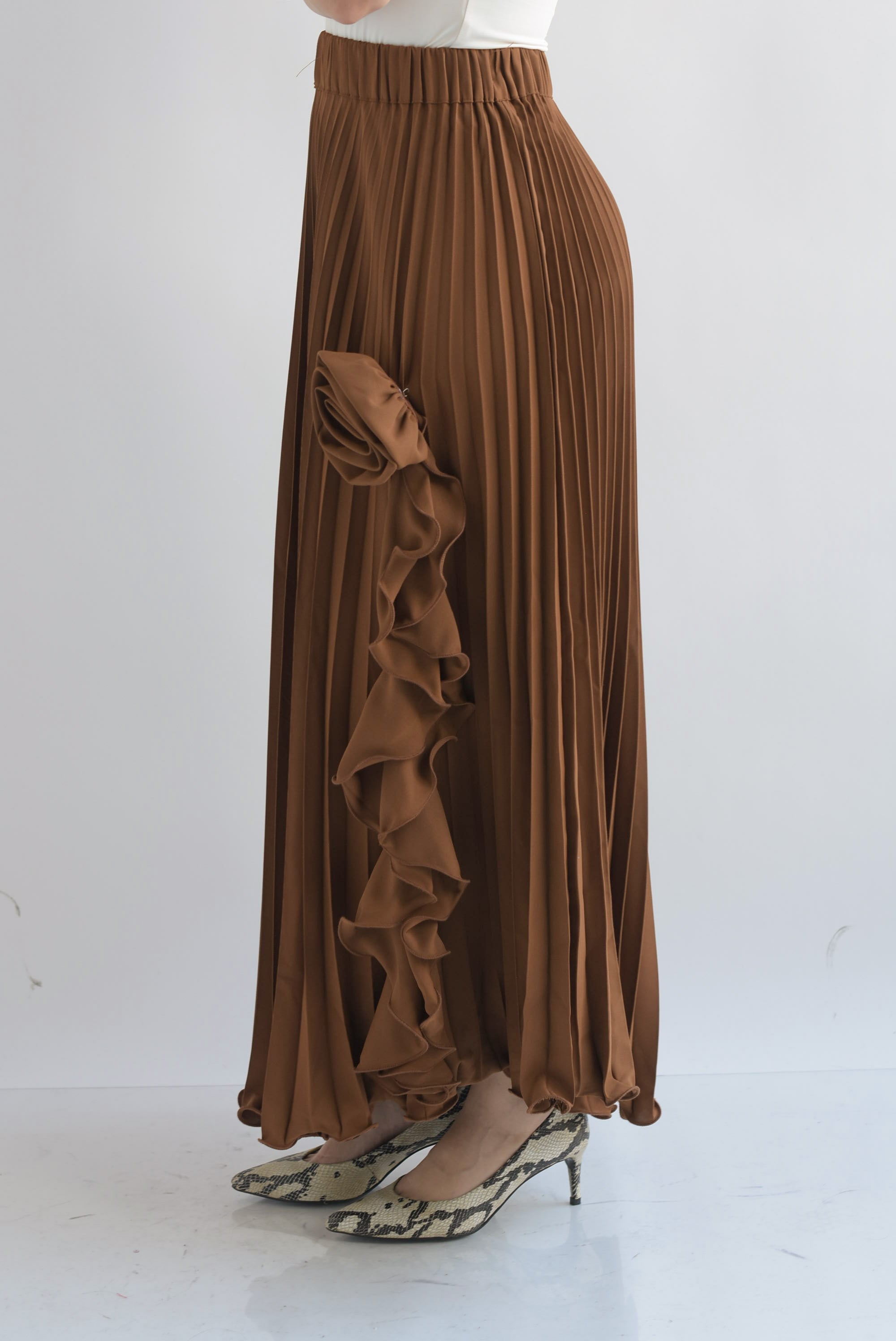 Falda plisada escarola y flor Camel