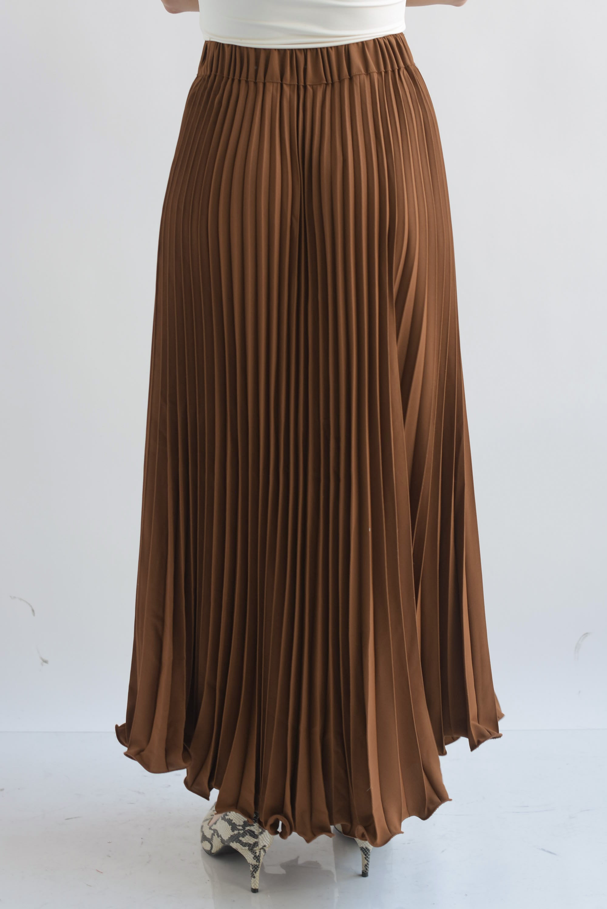 Falda plisada escarola y flor Camel