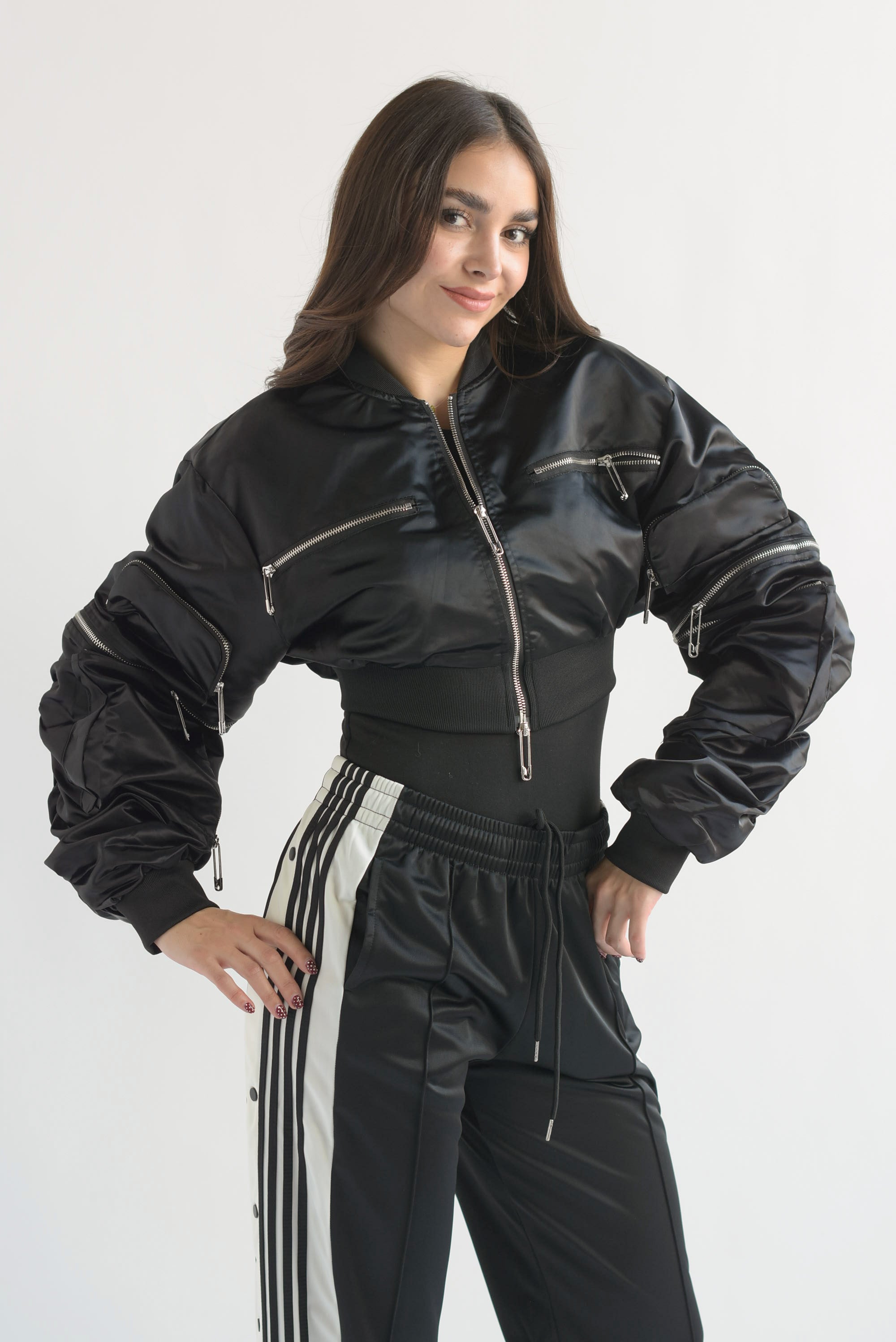 Chamarra crop bolsillos y cierres múltiples Negro