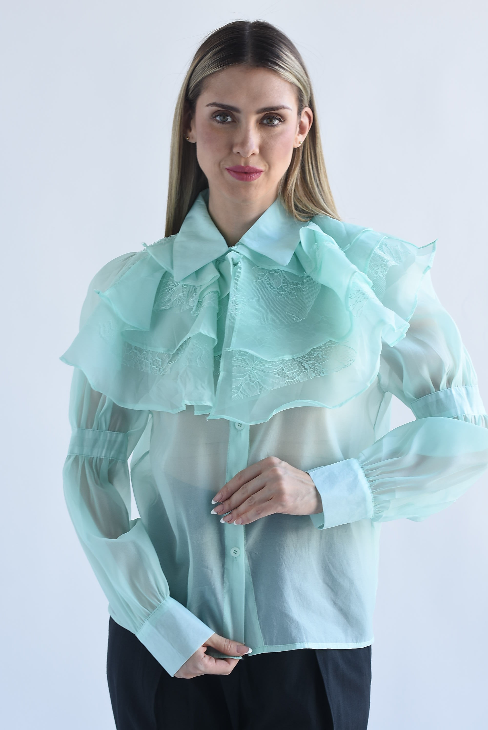 Blusa gasa cuello olanes