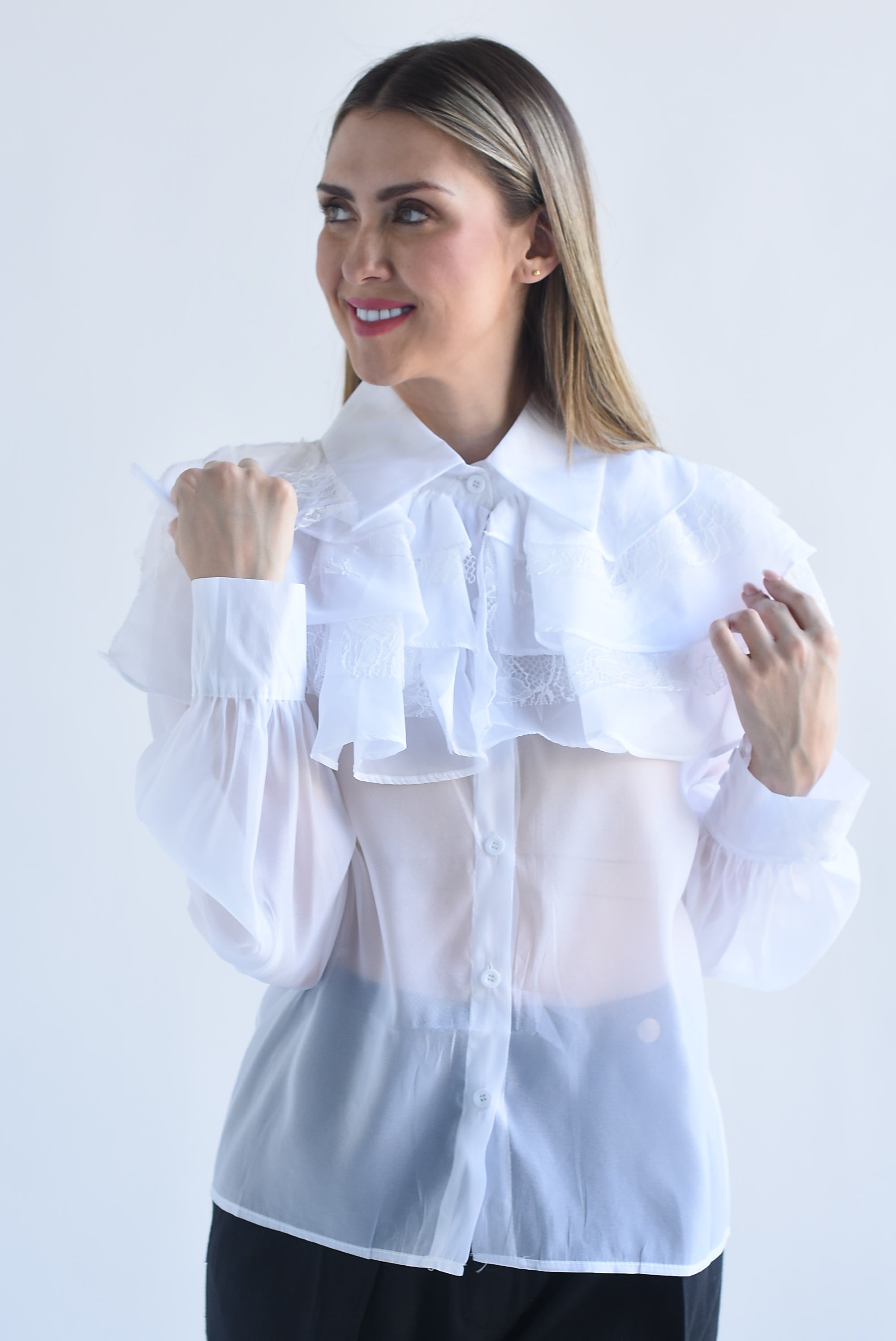 Blusa gasa cuello olanes