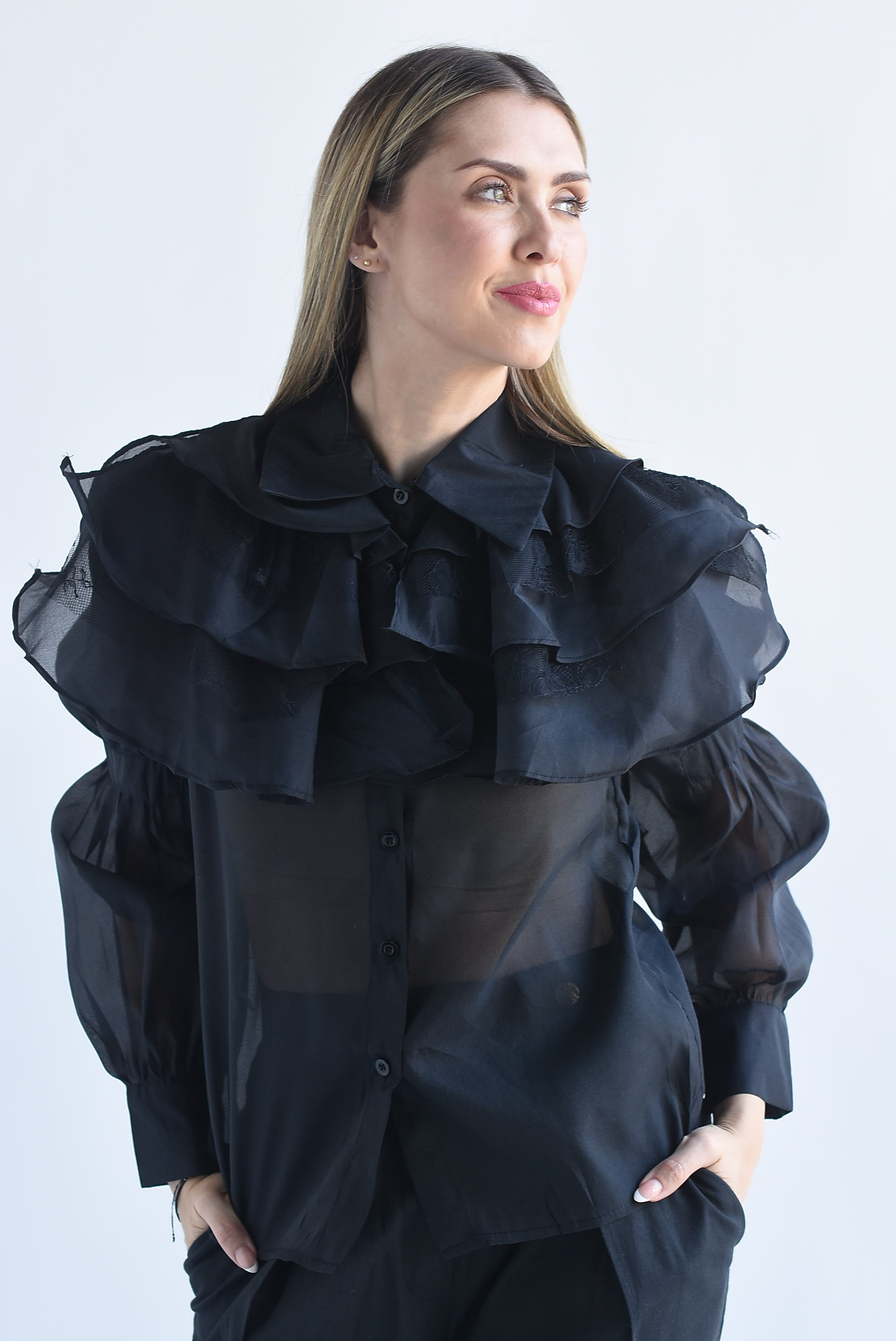 Blusa gasa cuello olanes