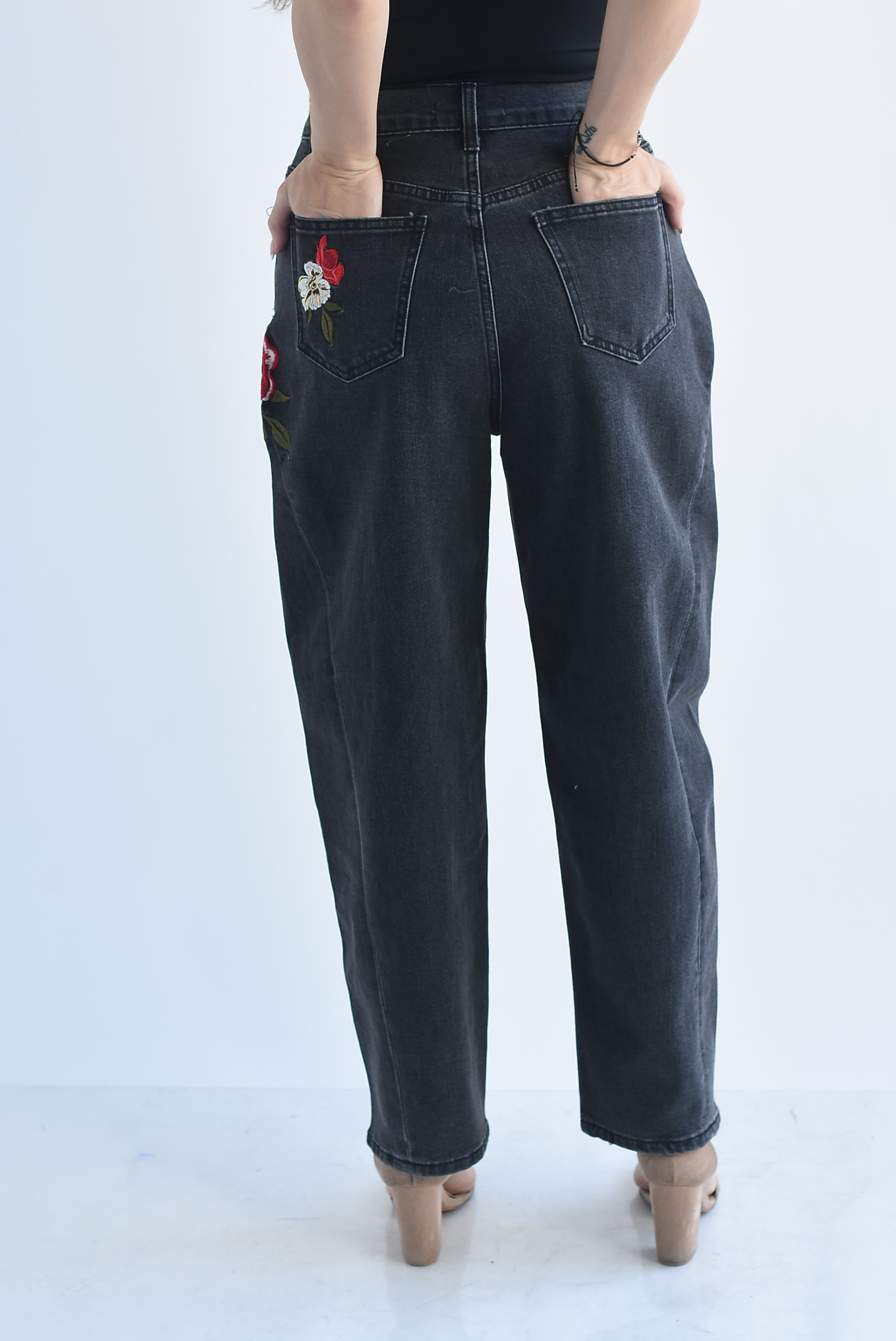 Jeans barrel bordado flores y abejas