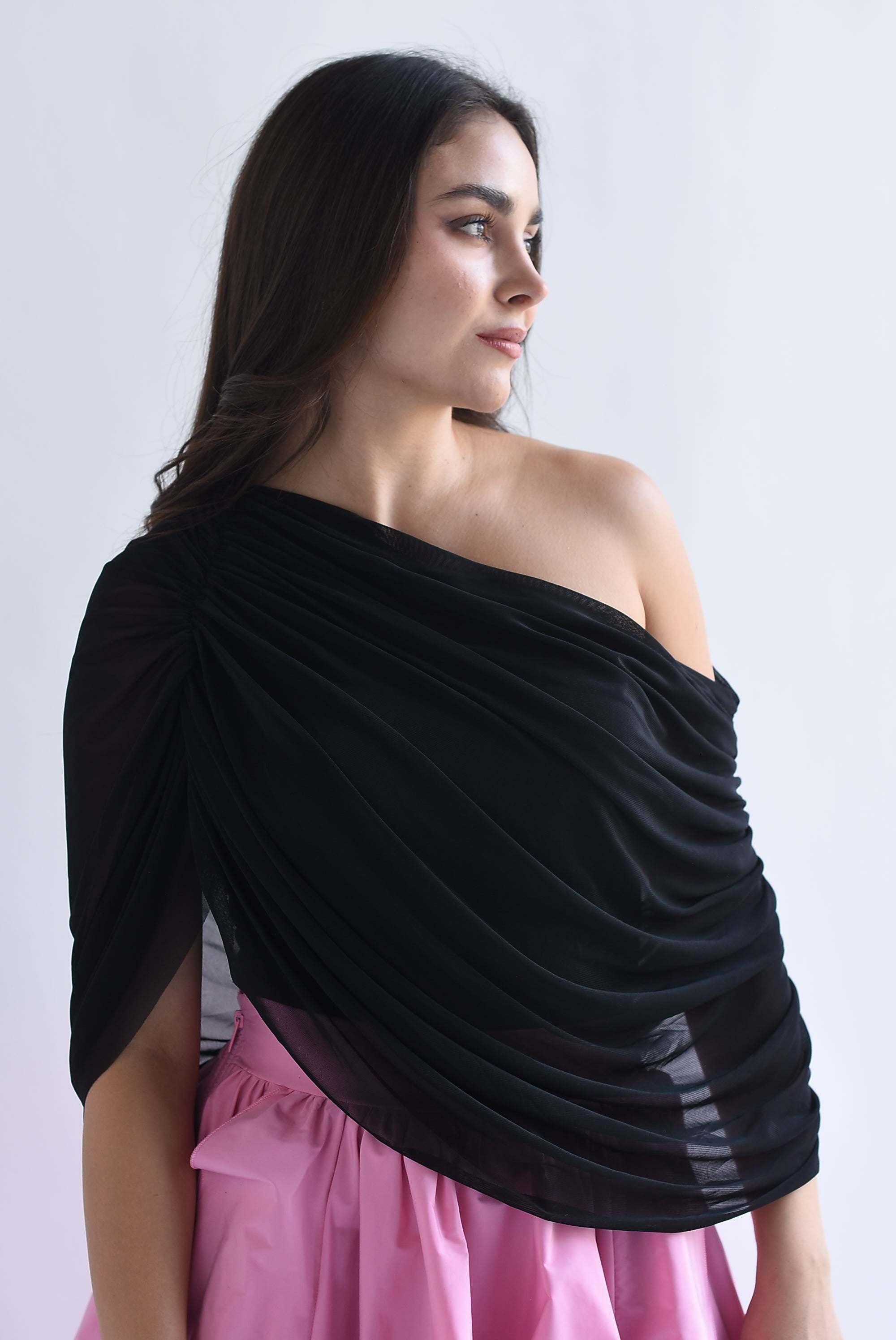 Body off-shoulder capa mesh drapeada