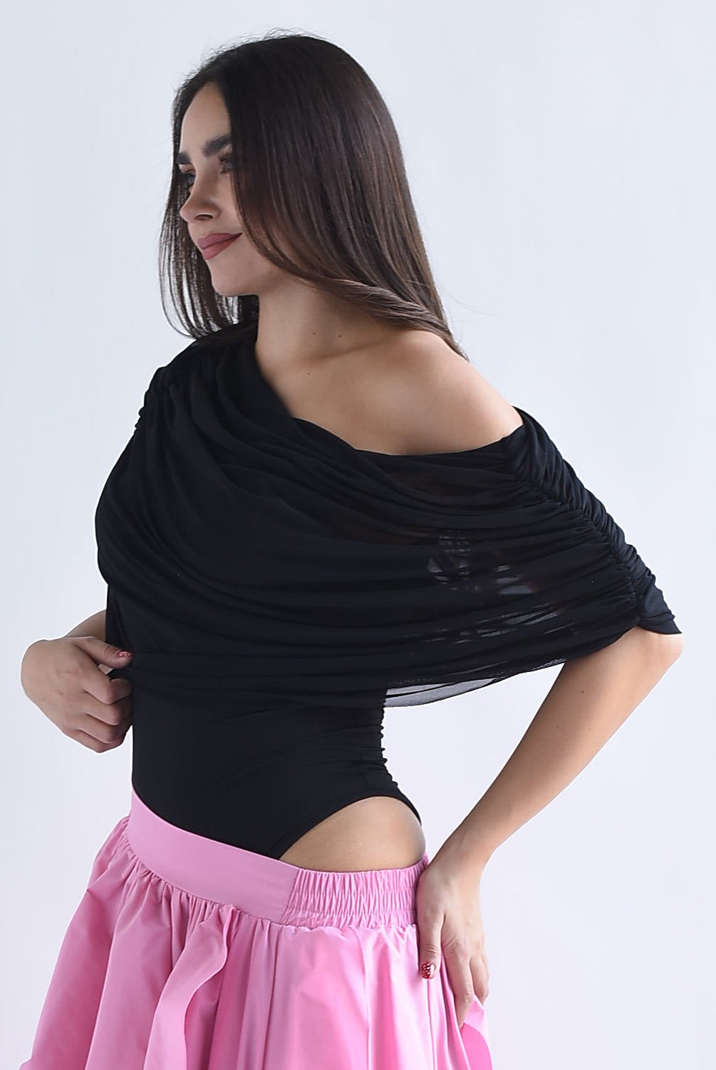 Body off-shoulder capa mesh drapeada