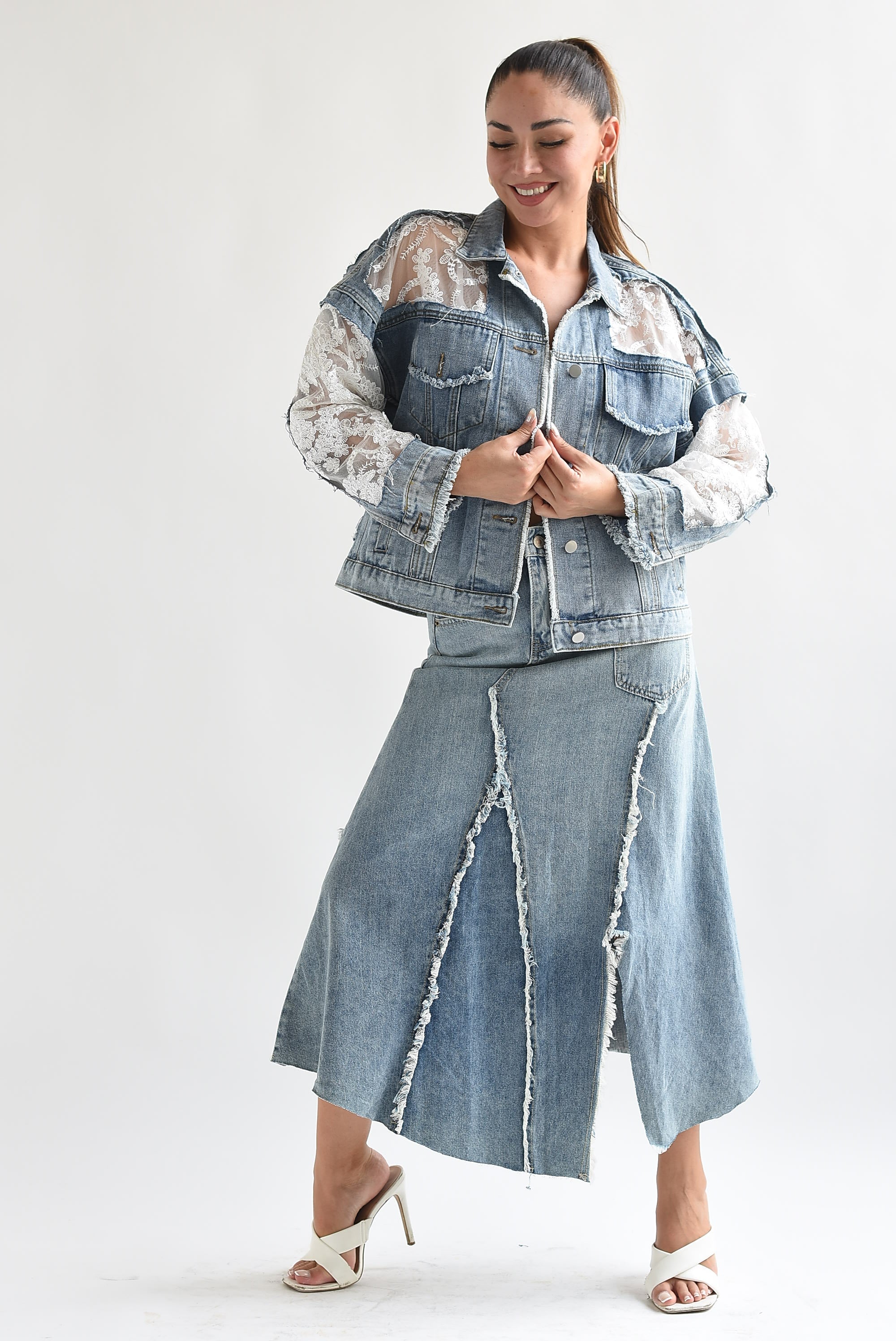 Falda pretina asimétrica deshilachado Denim