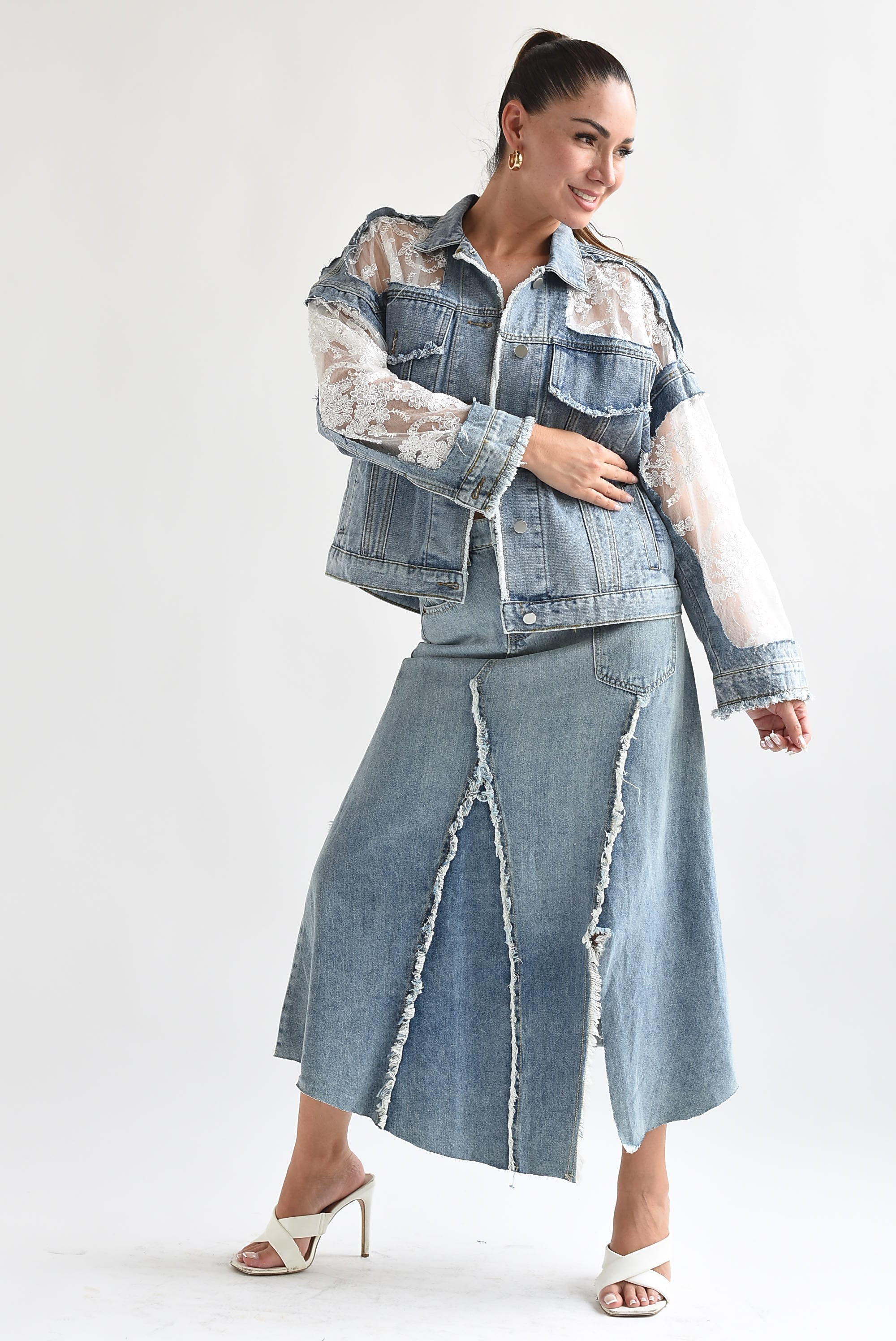 Falda pretina asimétrica deshilachado Denim