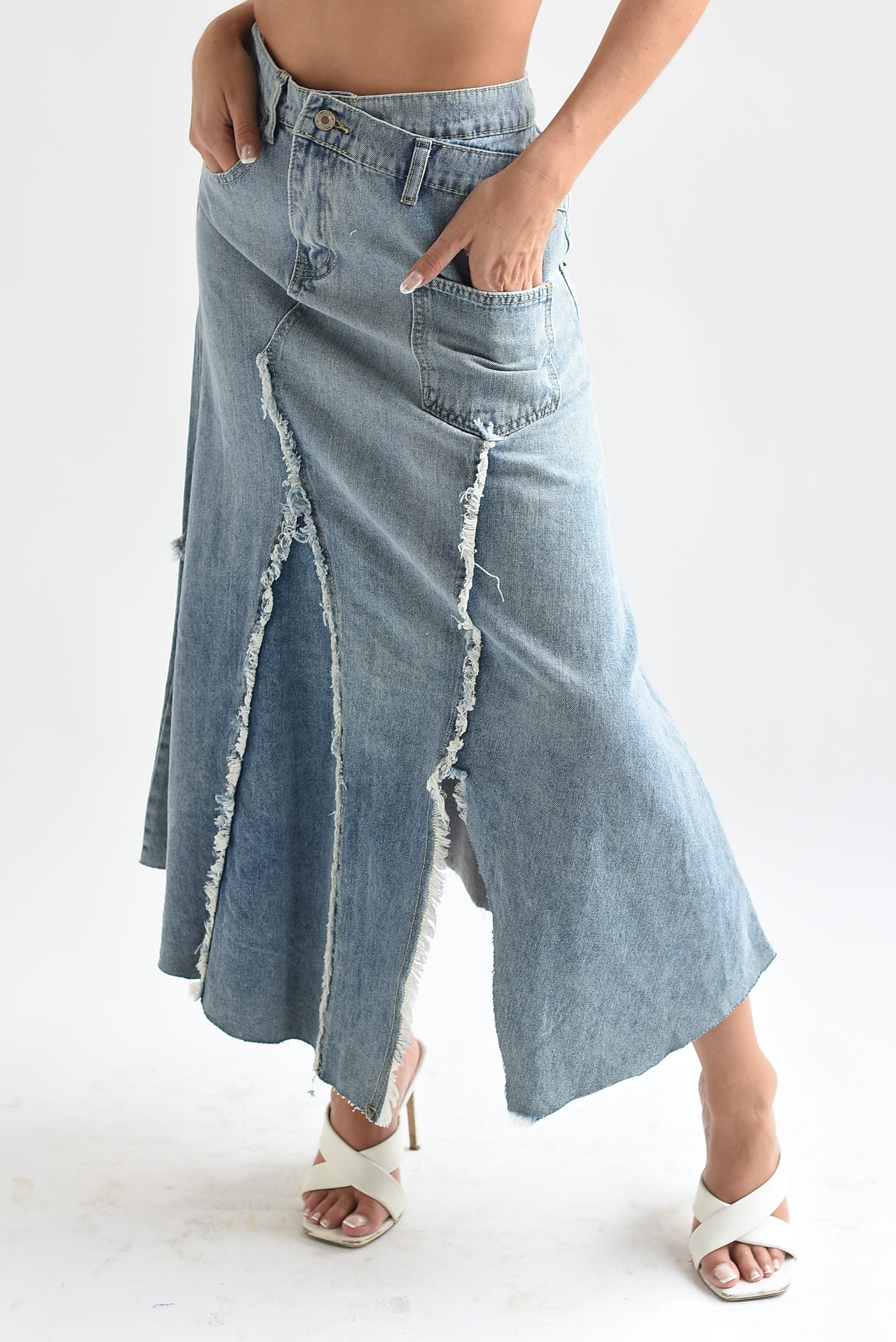 Falda pretina asimétrica deshilachado Denim