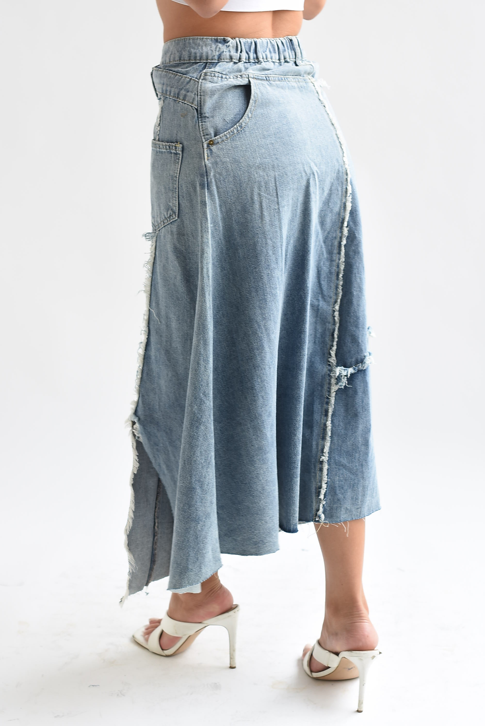 Falda pretina asimétrica deshilachado Denim