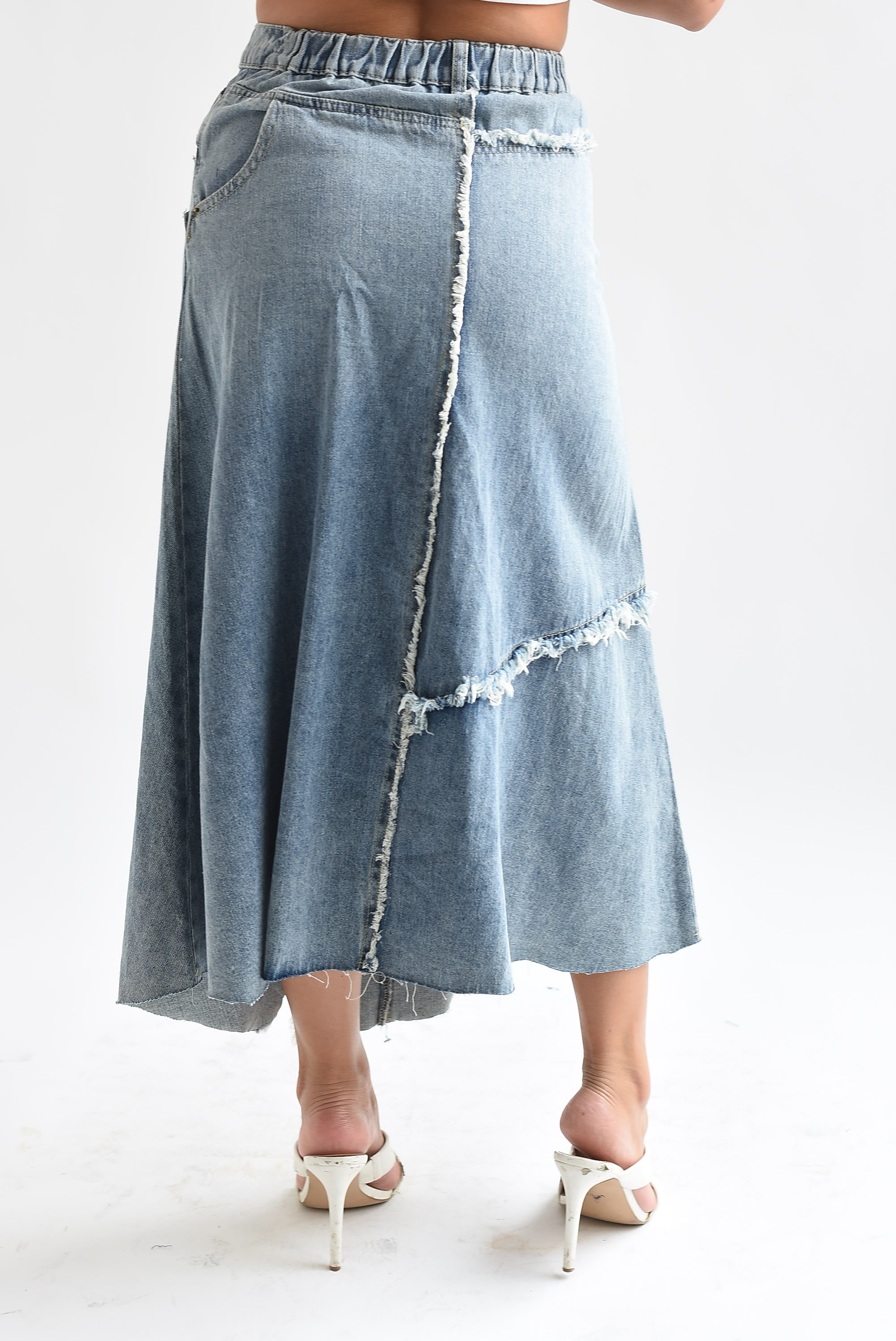Falda pretina asimétrica deshilachado Denim