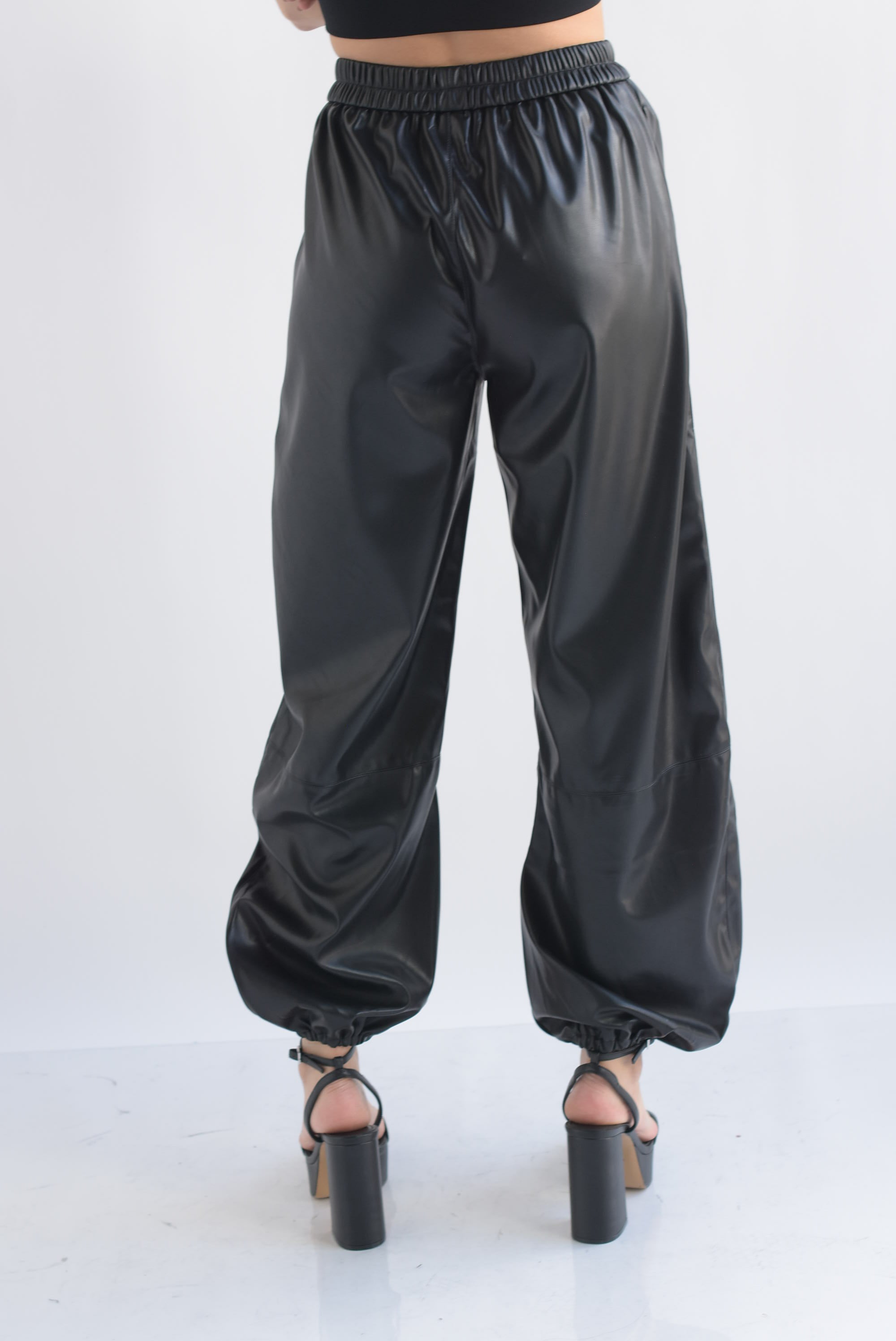 Pantalón globo vinipiel costuras Negro