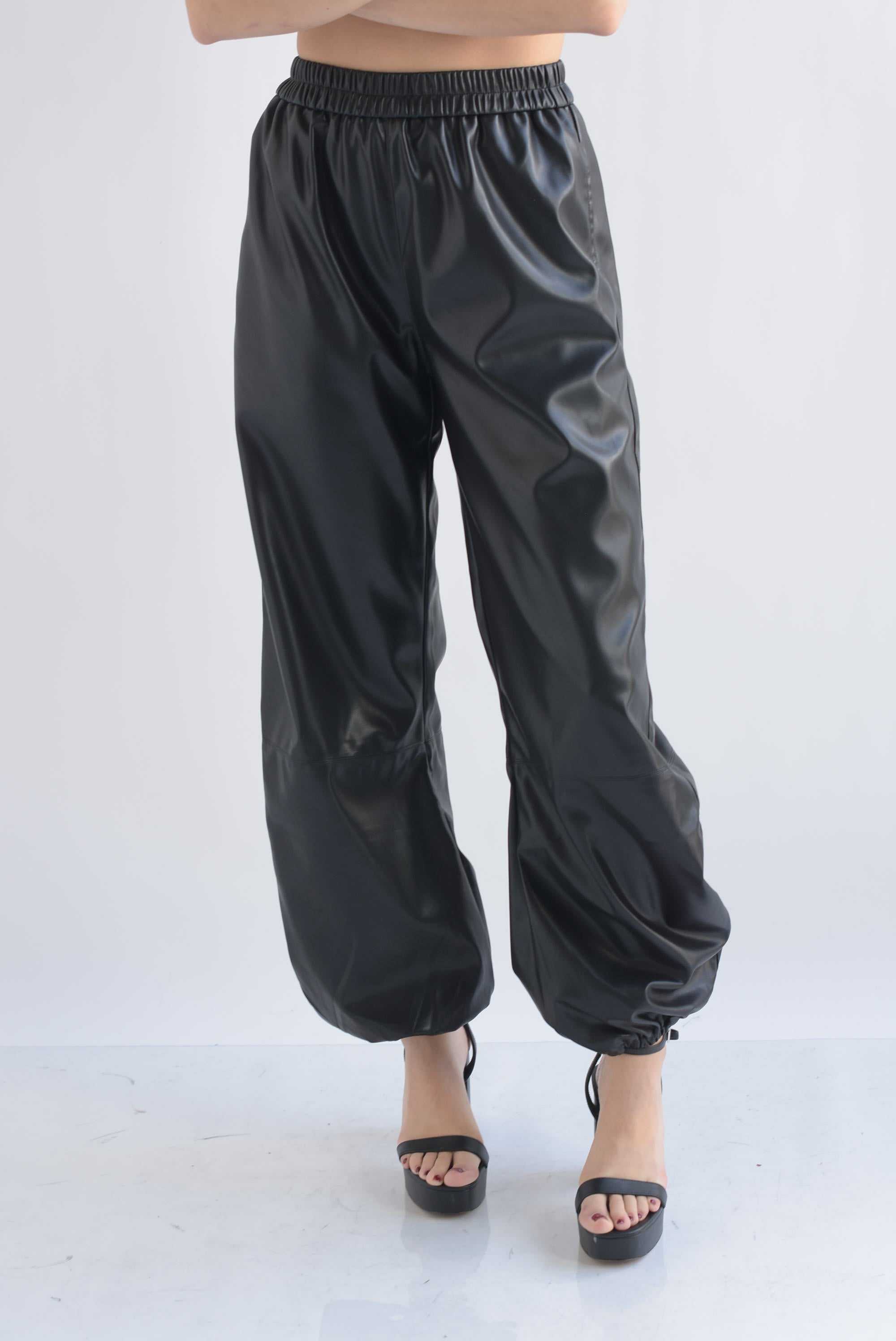 Pantalón globo vinipiel costuras Negro