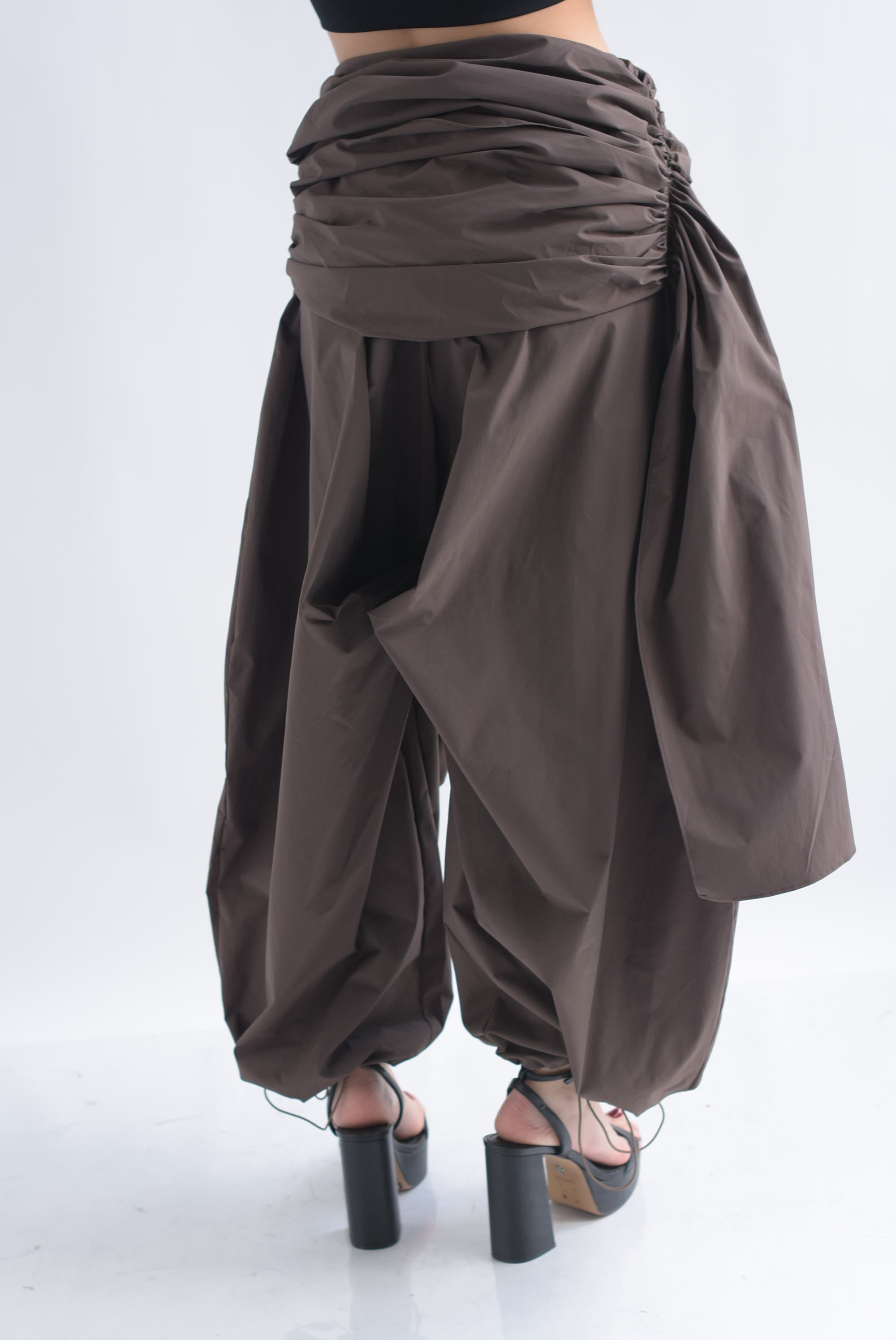 Pantalón globo pretina drapeada cauda