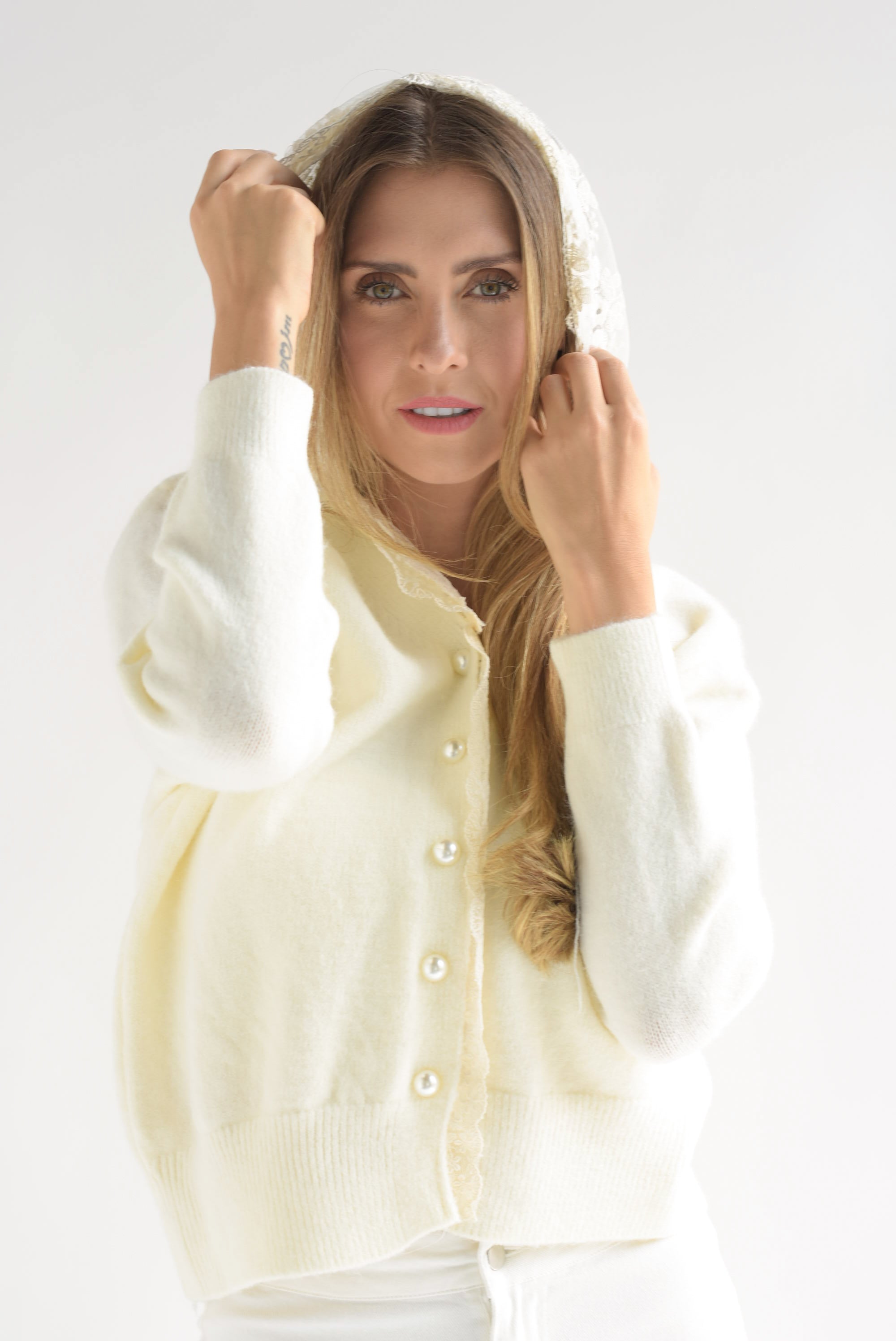 Sweater con hoodie encaje Ivory