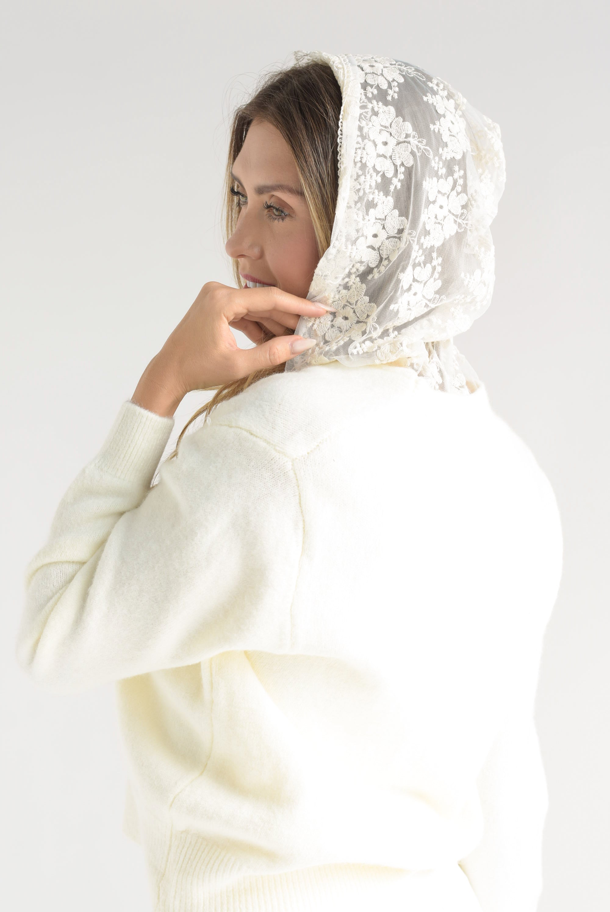 Sweater con hoodie encaje Ivory
