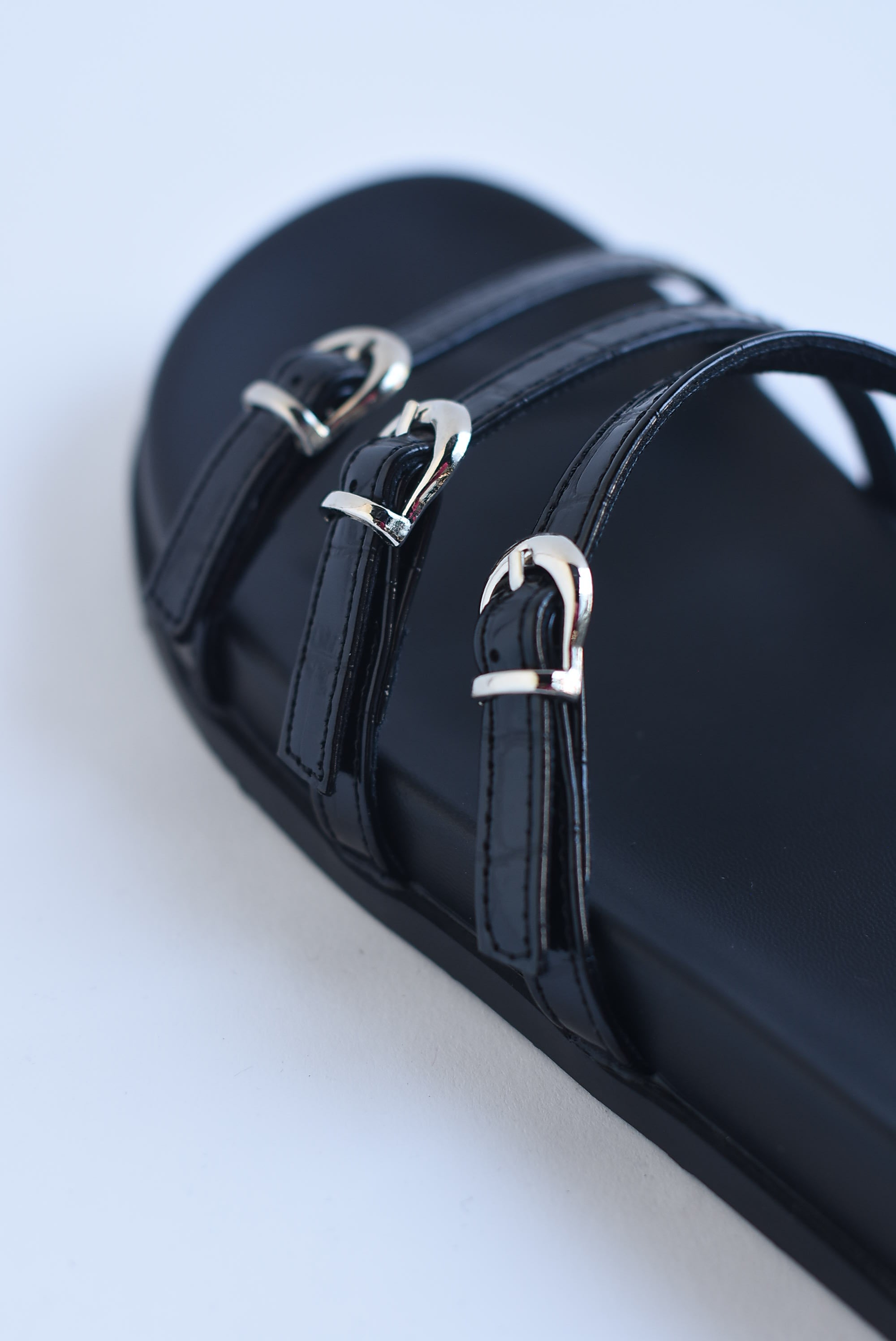 Sandalia 3 tiras hebilla