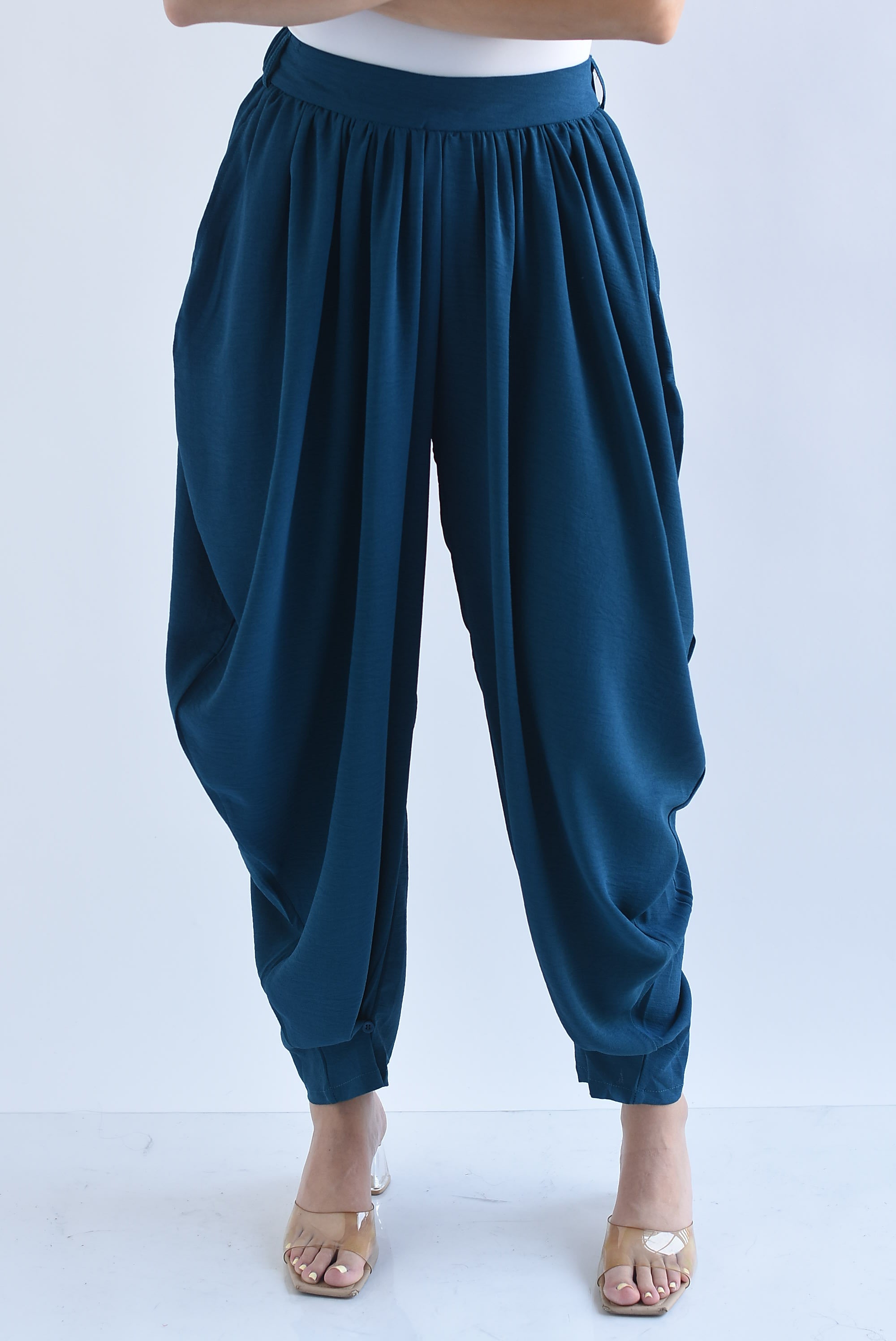 Pantalón globo tobillo botón