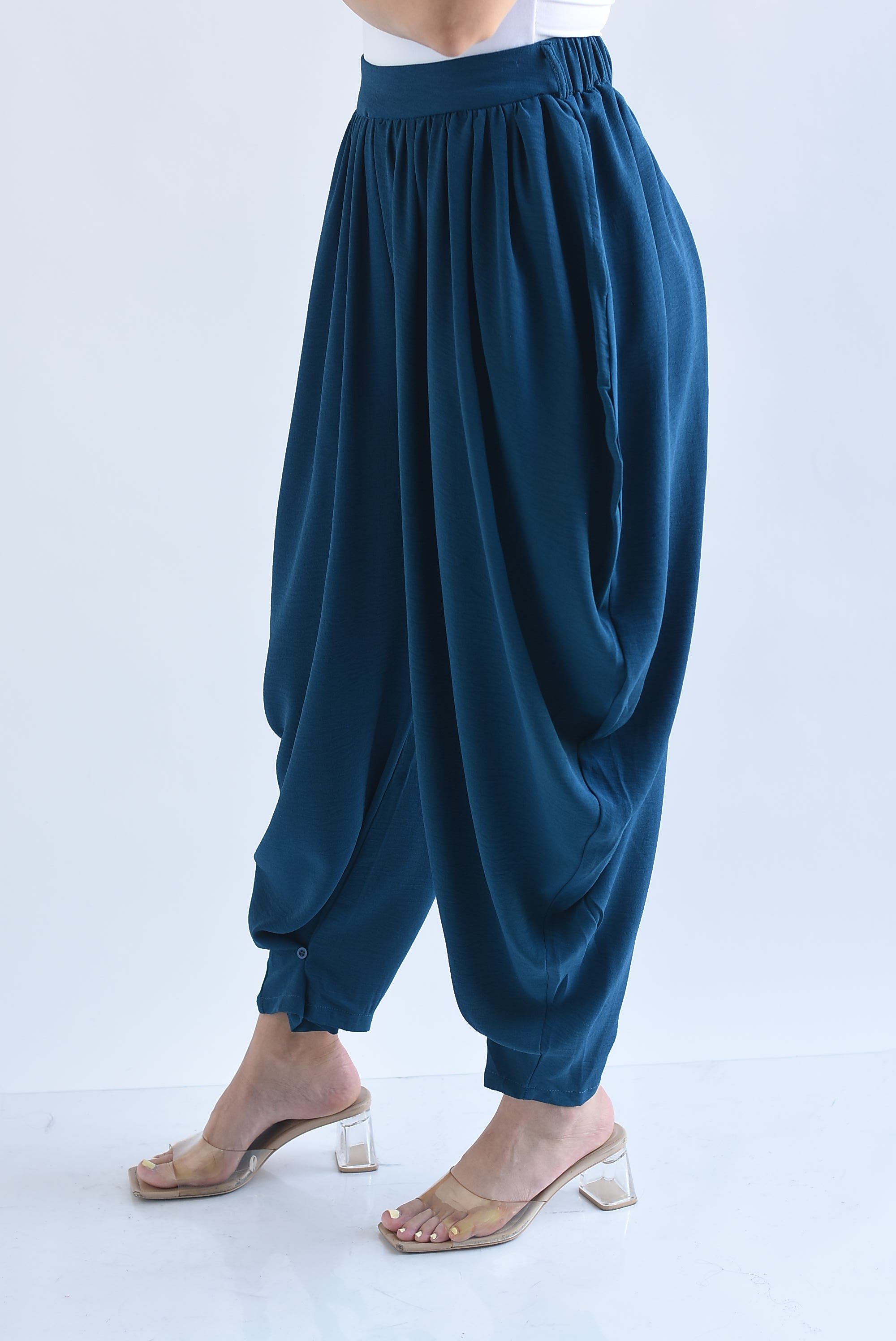 Pantalón globo tobillo botón