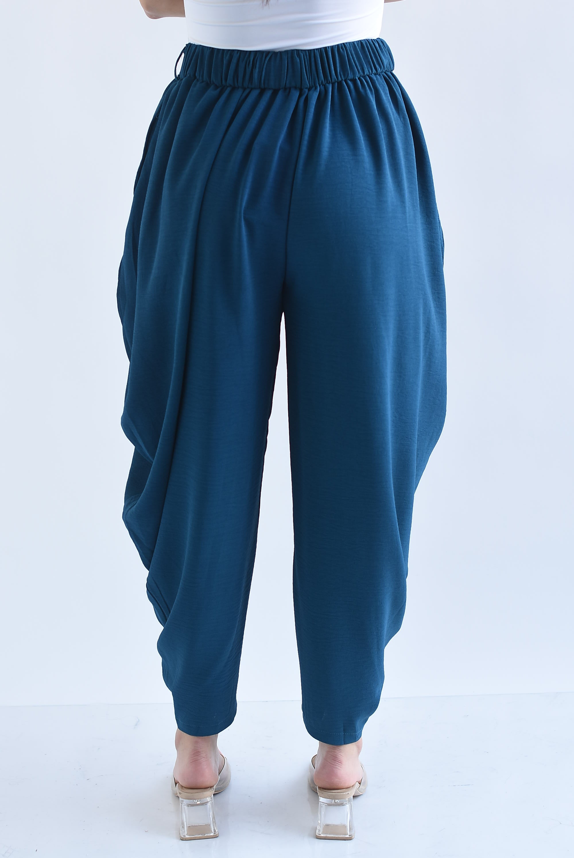 Pantalón globo tobillo botón