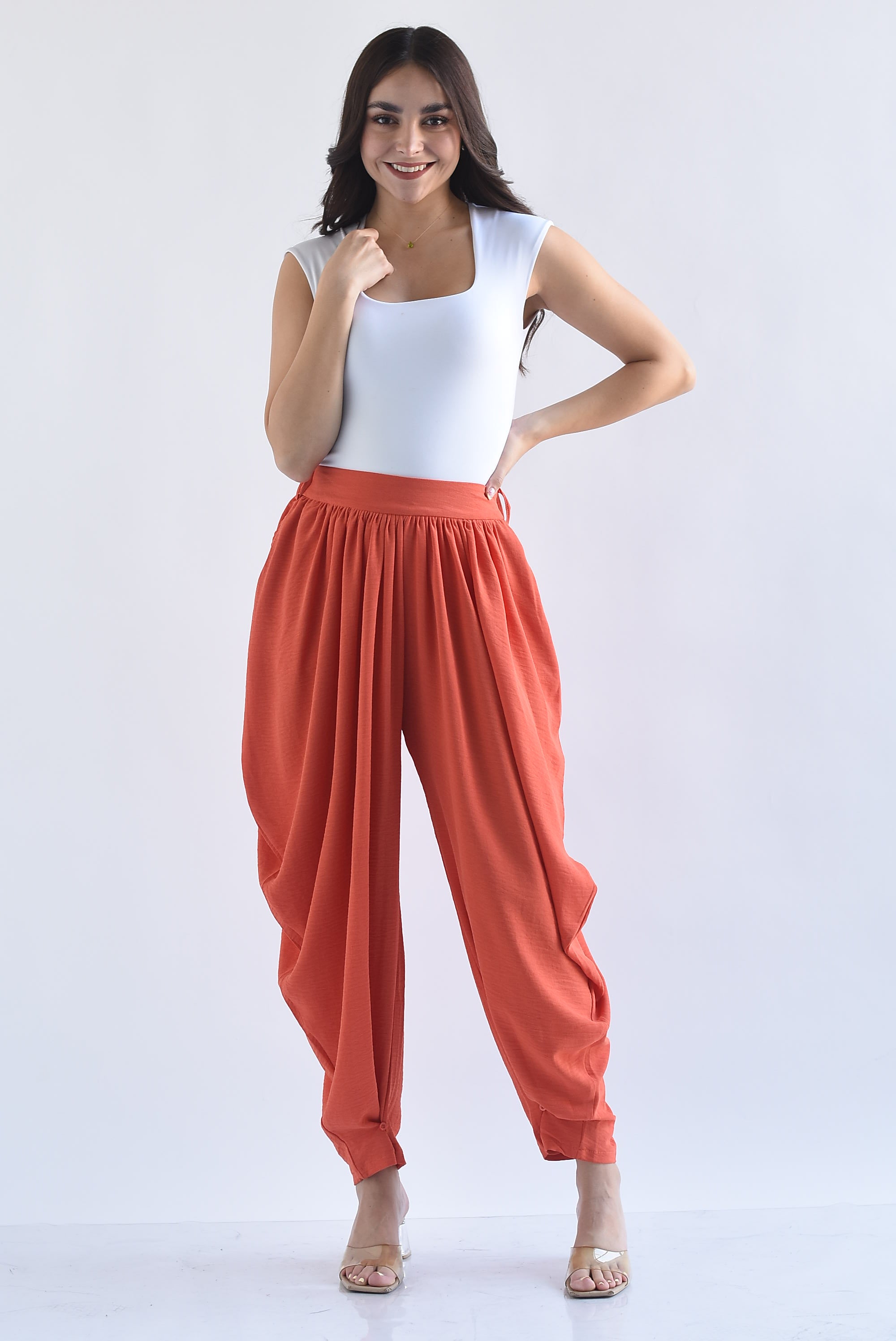 Pantalón globo tobillo botón