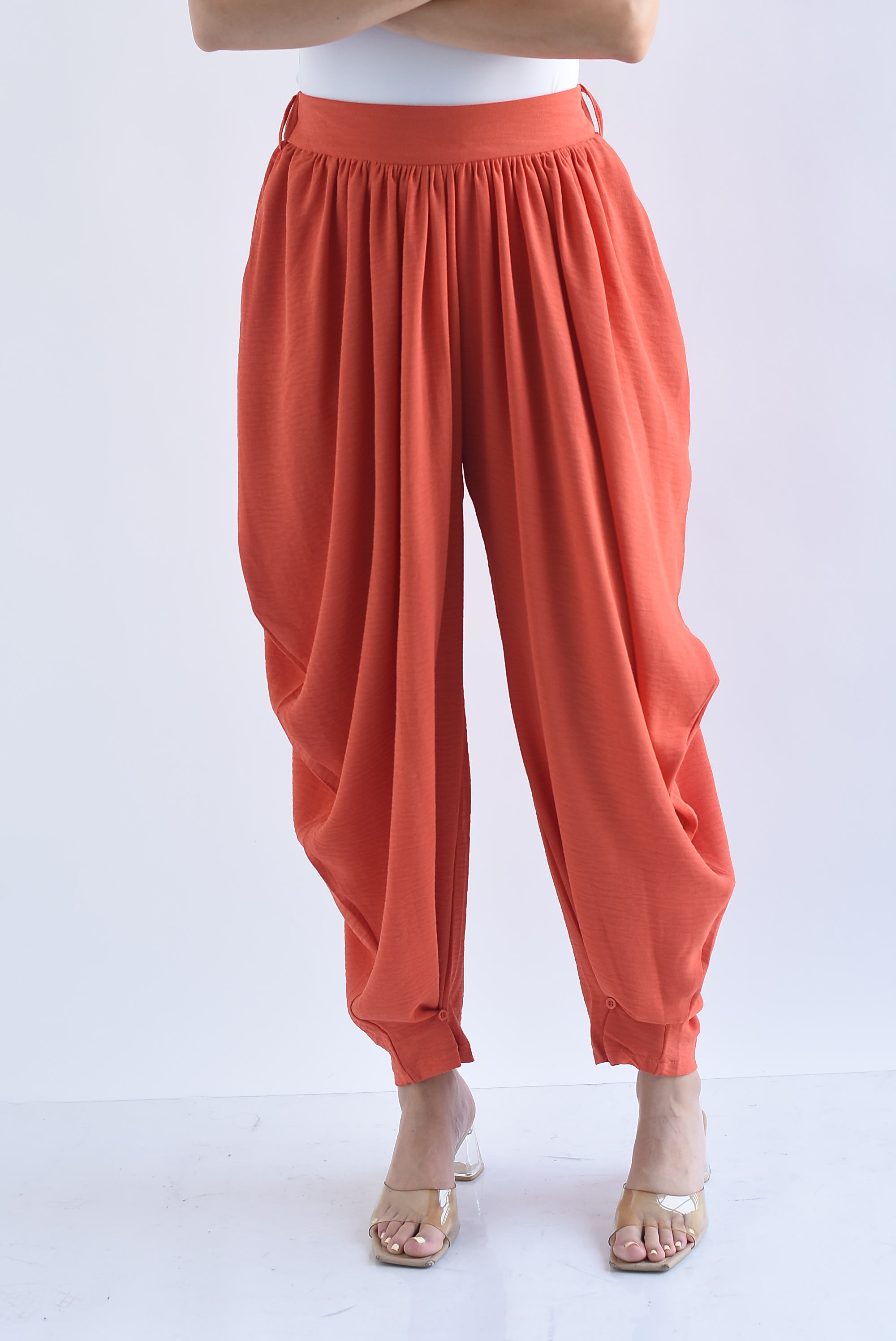 Pantalón globo tobillo botón