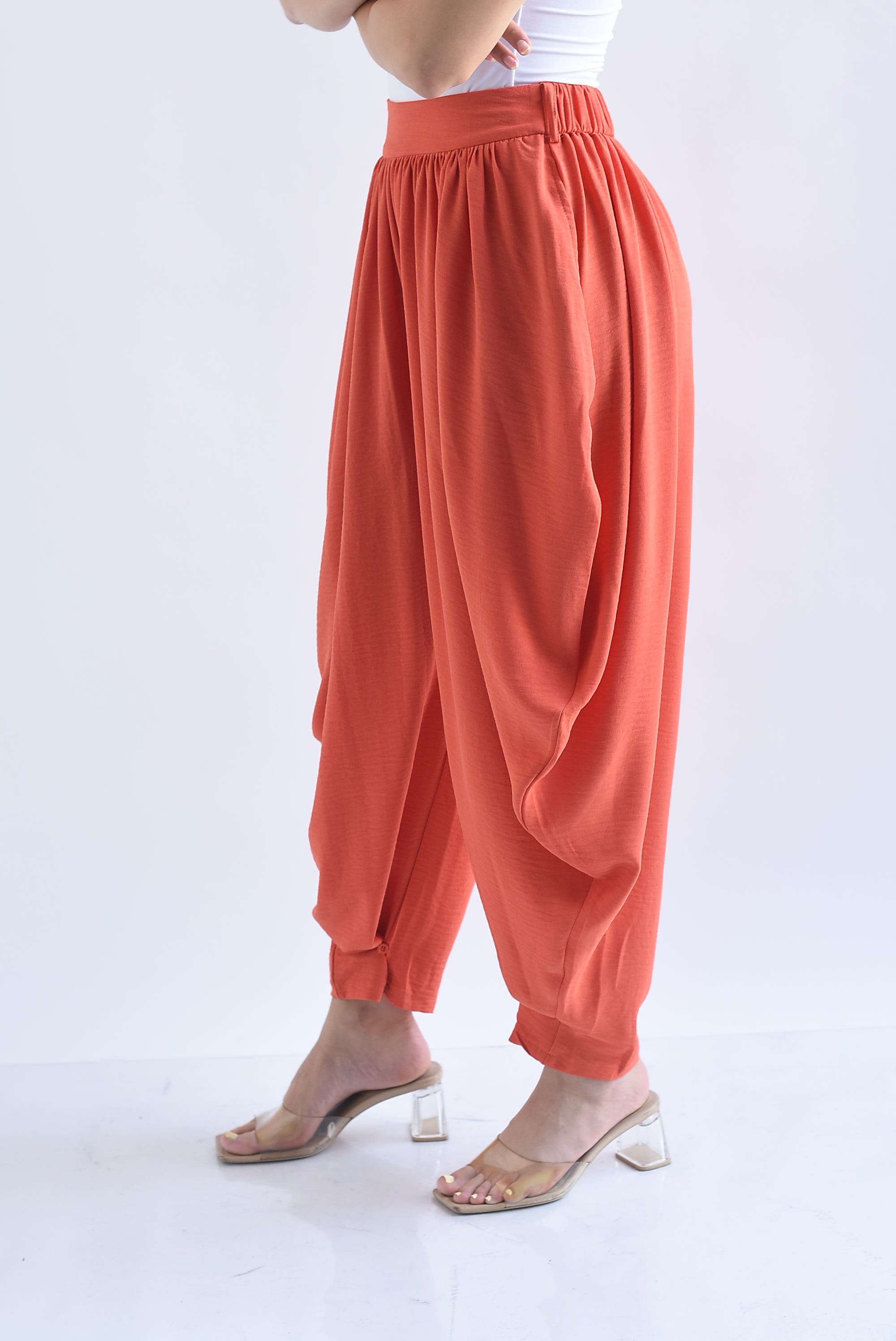 Pantalón globo tobillo botón