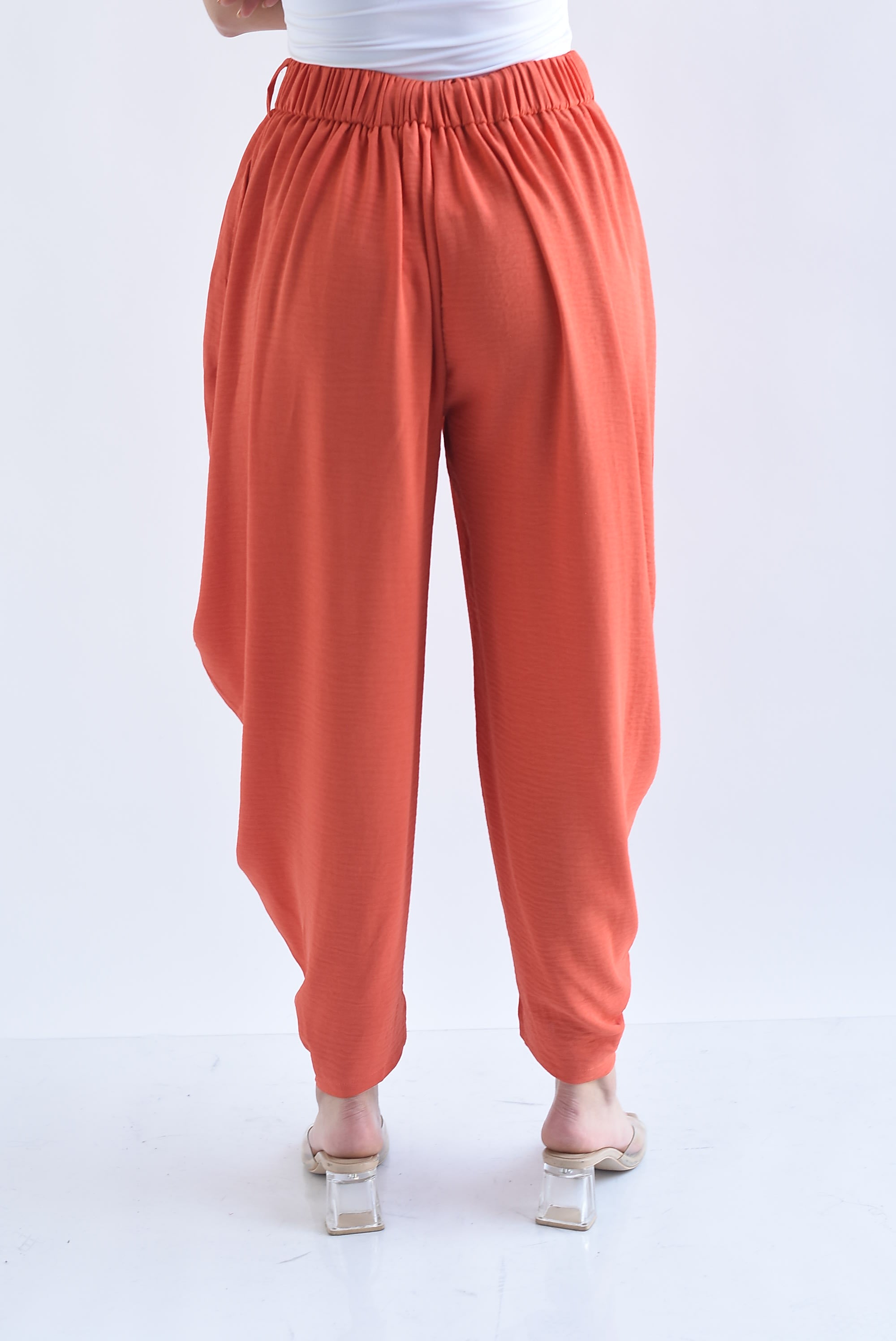 Pantalón globo tobillo botón