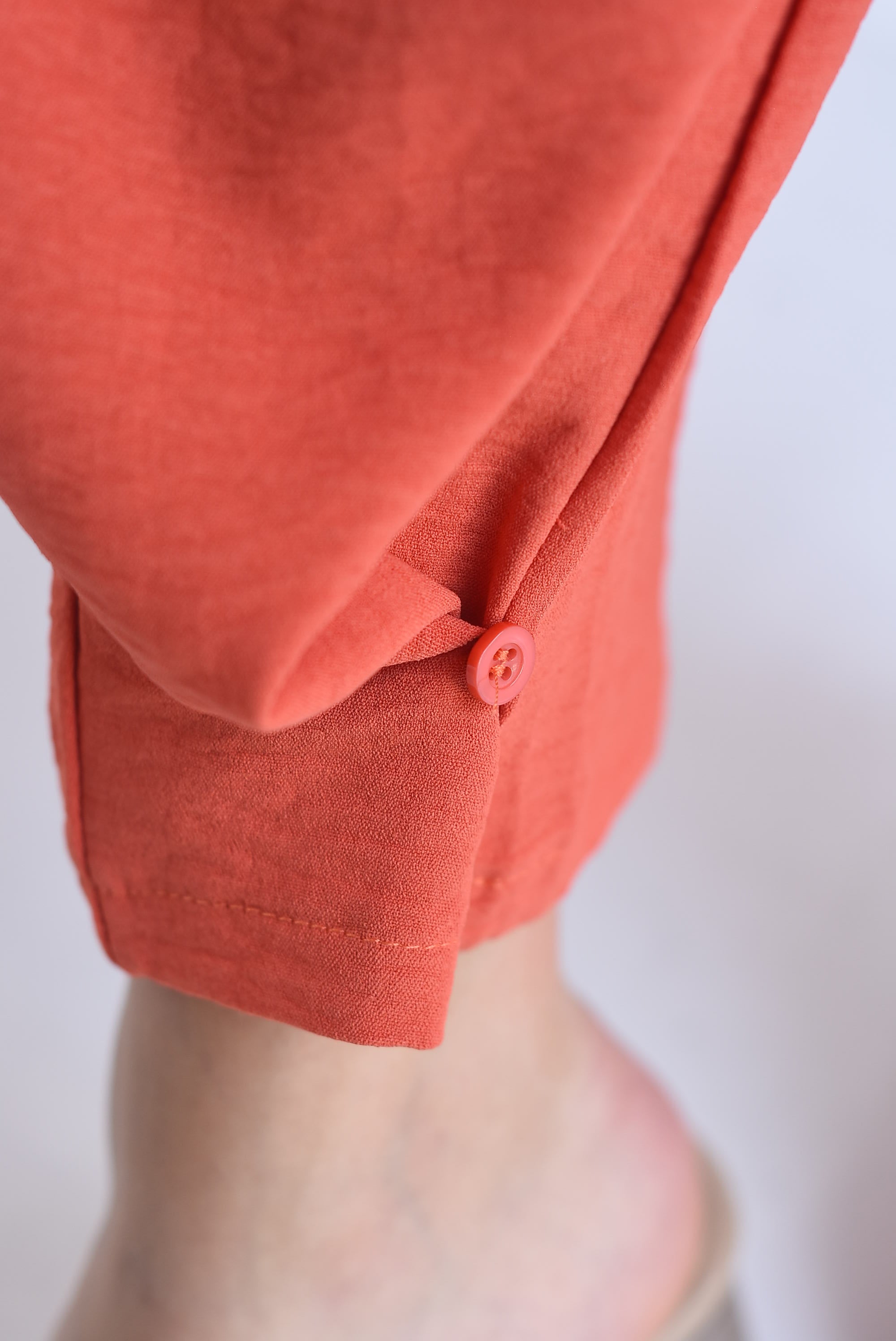 Pantalón globo tobillo botón