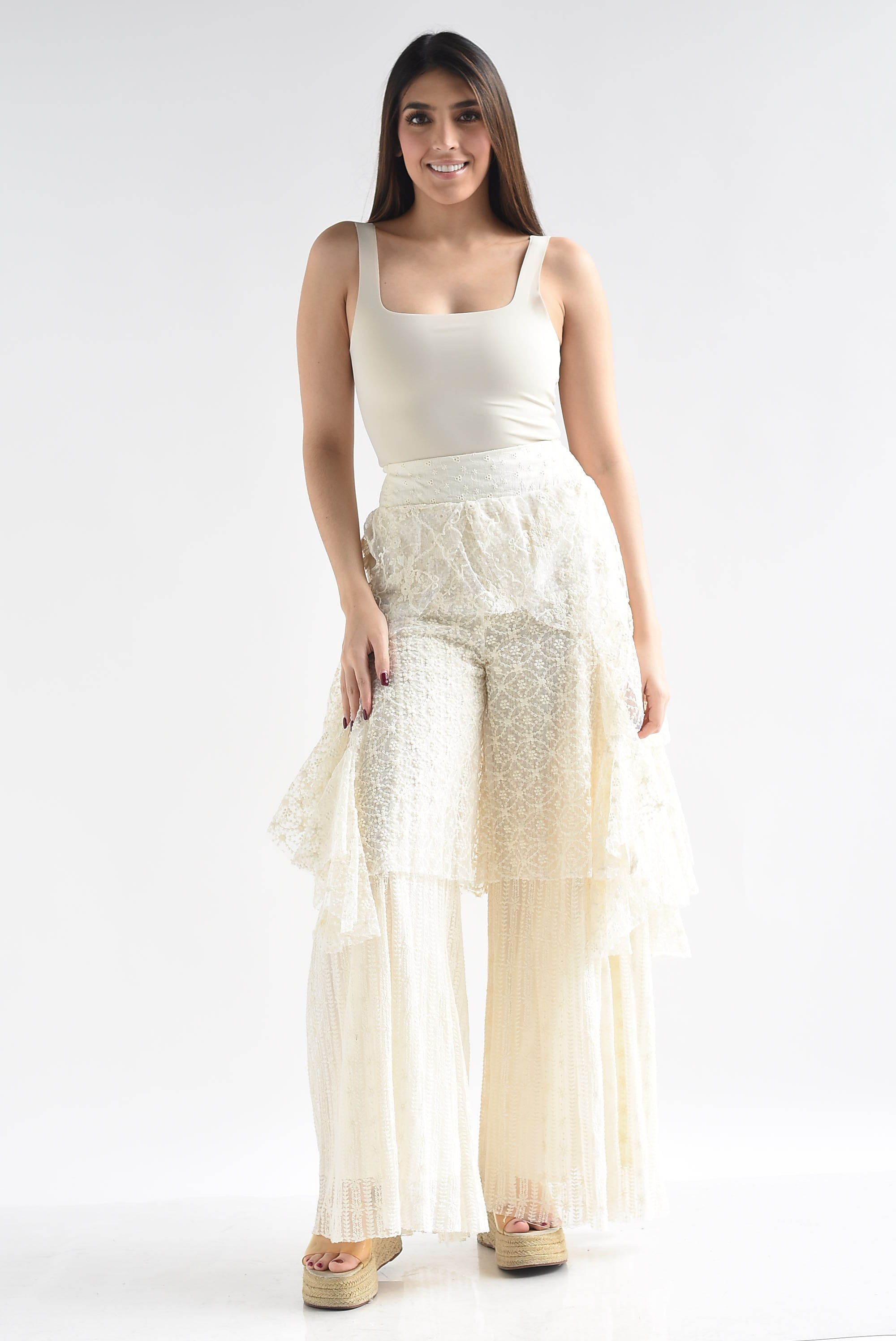 Pantalón pierna ancha sobreposición olanes encaje