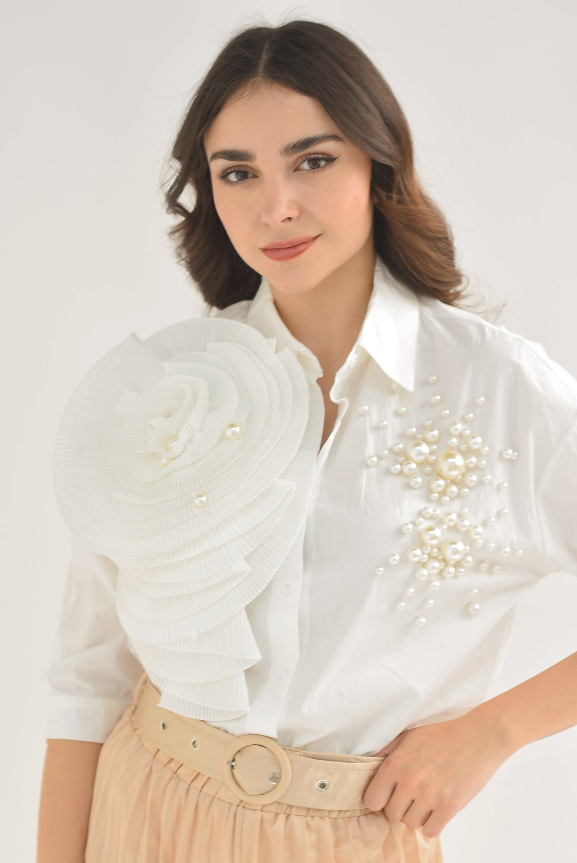 Blusa Flor acordeón y perlas Blanca