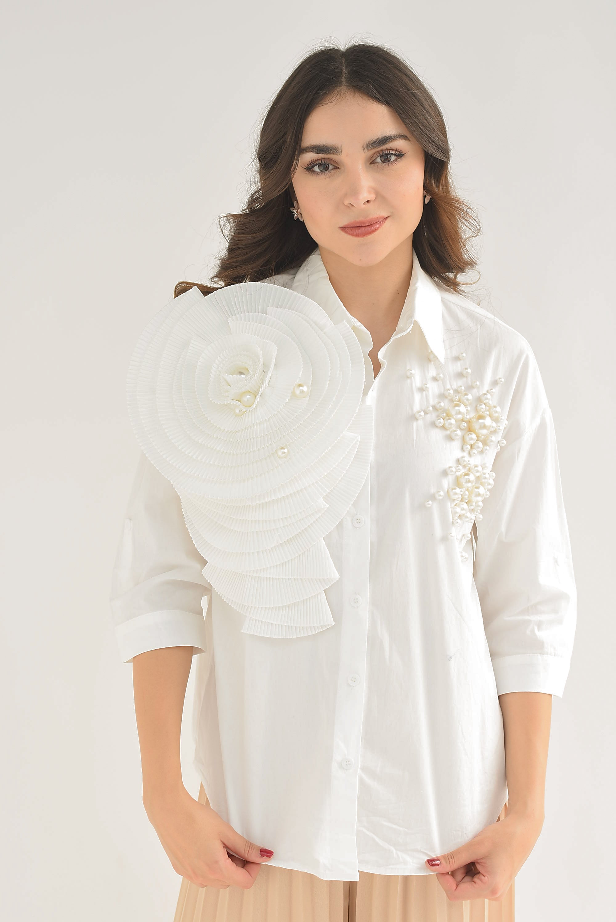 Blusa Flor acordeón y perlas Blanca