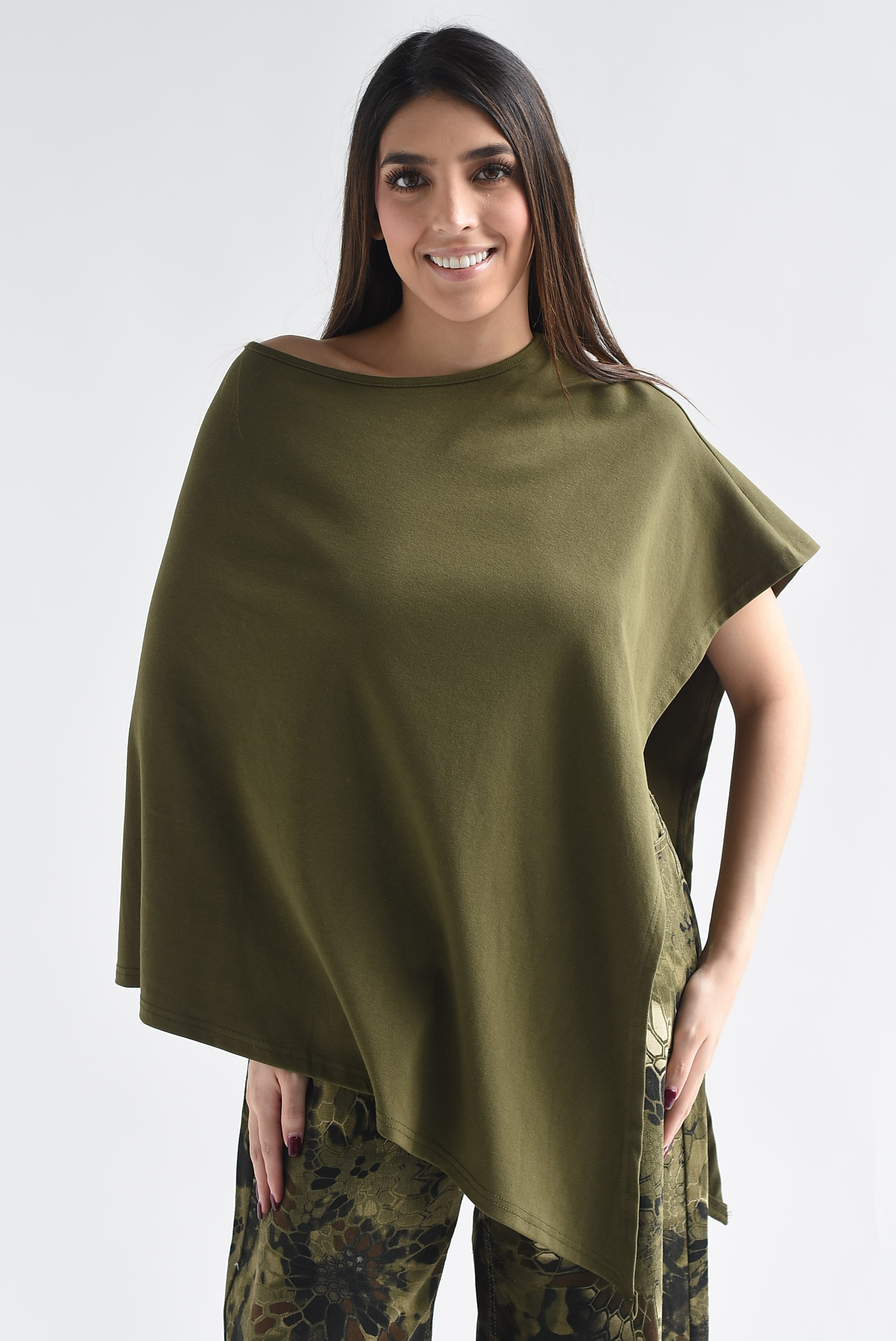 Capa tipo poncho asimétrica