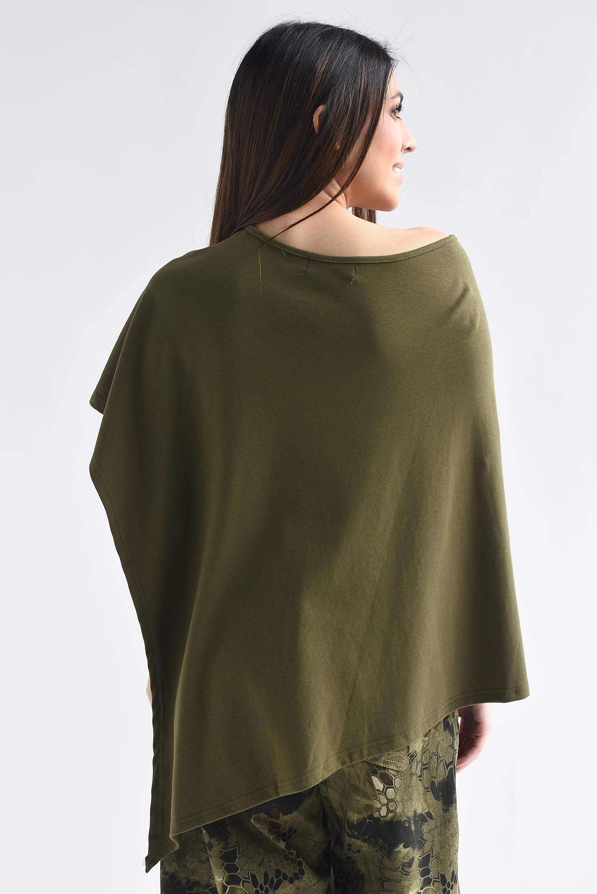 Capa tipo poncho asimétrica