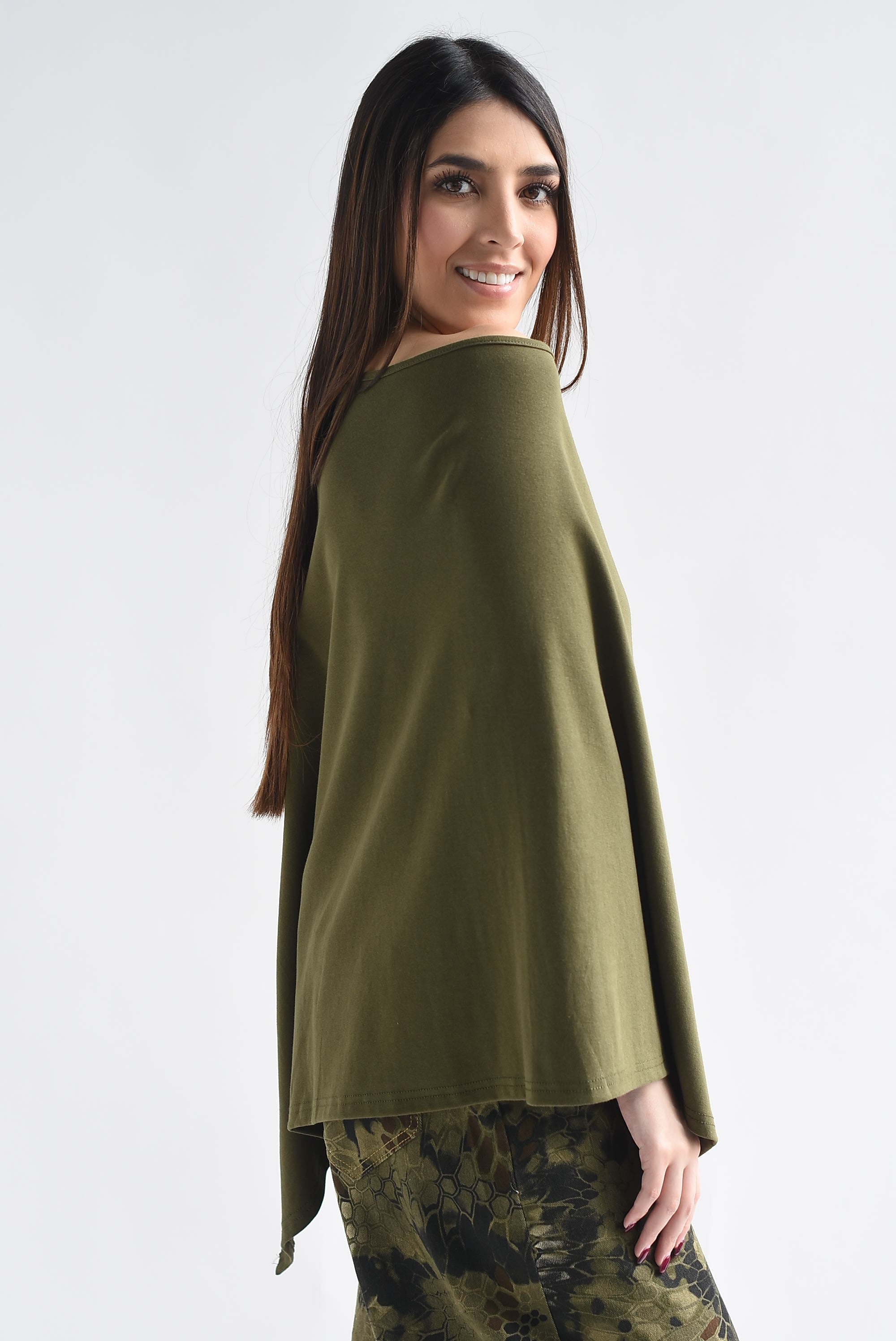 Capa tipo poncho asimétrica