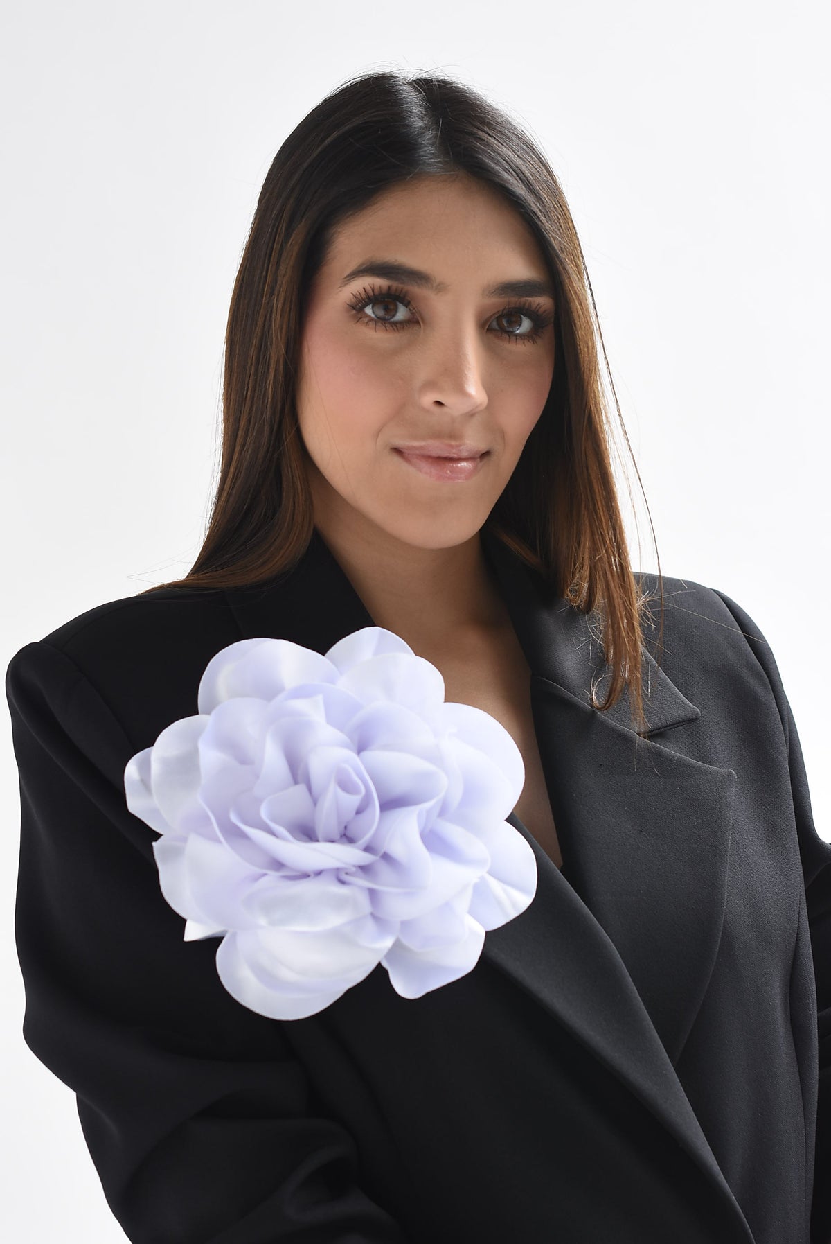 Broche flor satín