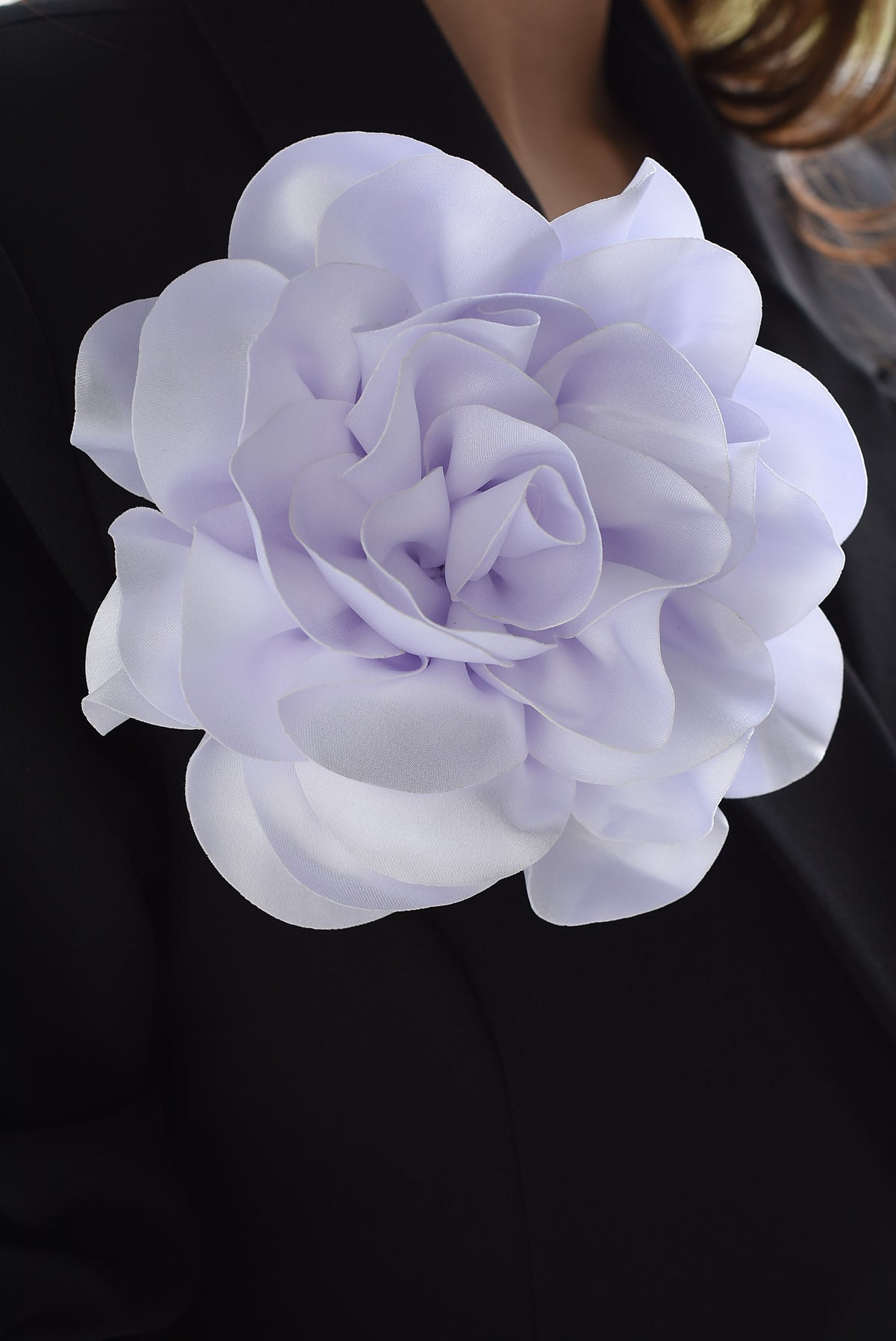 Broche flor satín